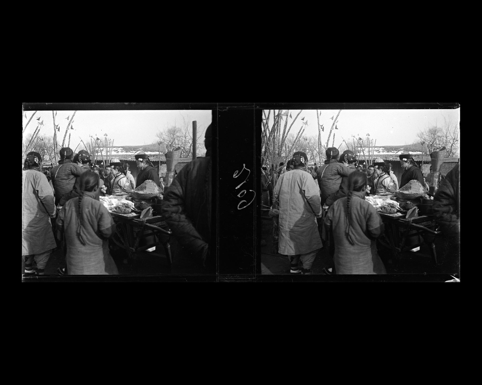 Image représentant Probablement à proximité de Xizhimen dajie ("avenue de la Porte Droite de l'Ouest"). Probablement les visiteurs d'une foire monastique (miaohui)