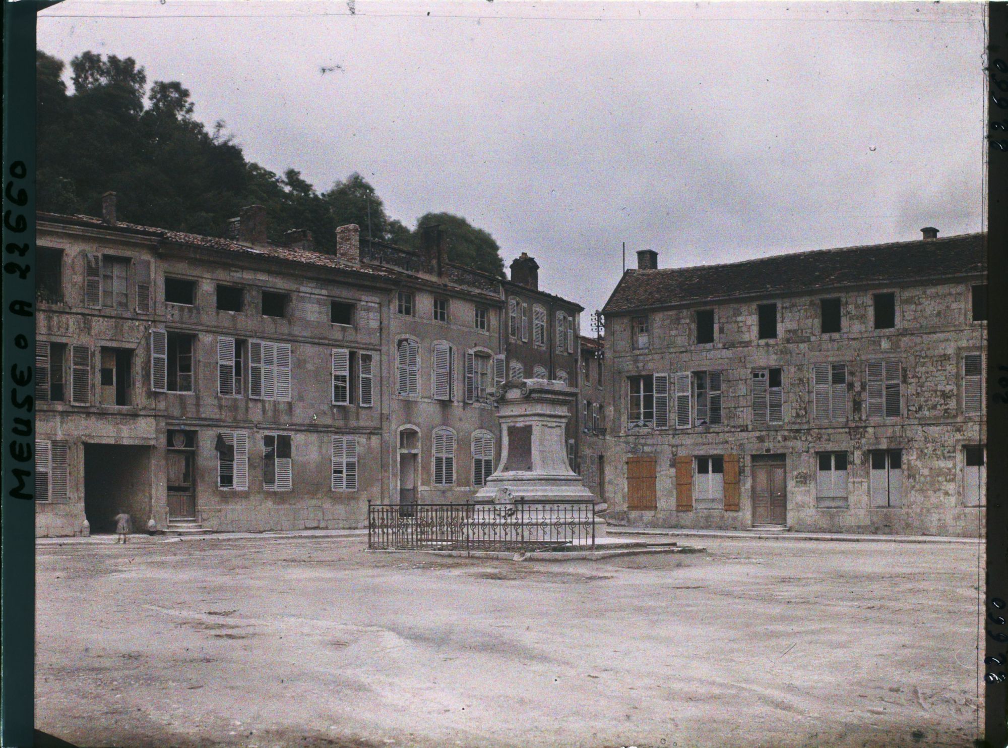 Image représentant France, St Mihiel, Place Ligier-Richier la Statue de Ligier Richier a été enlevée par les Allemands