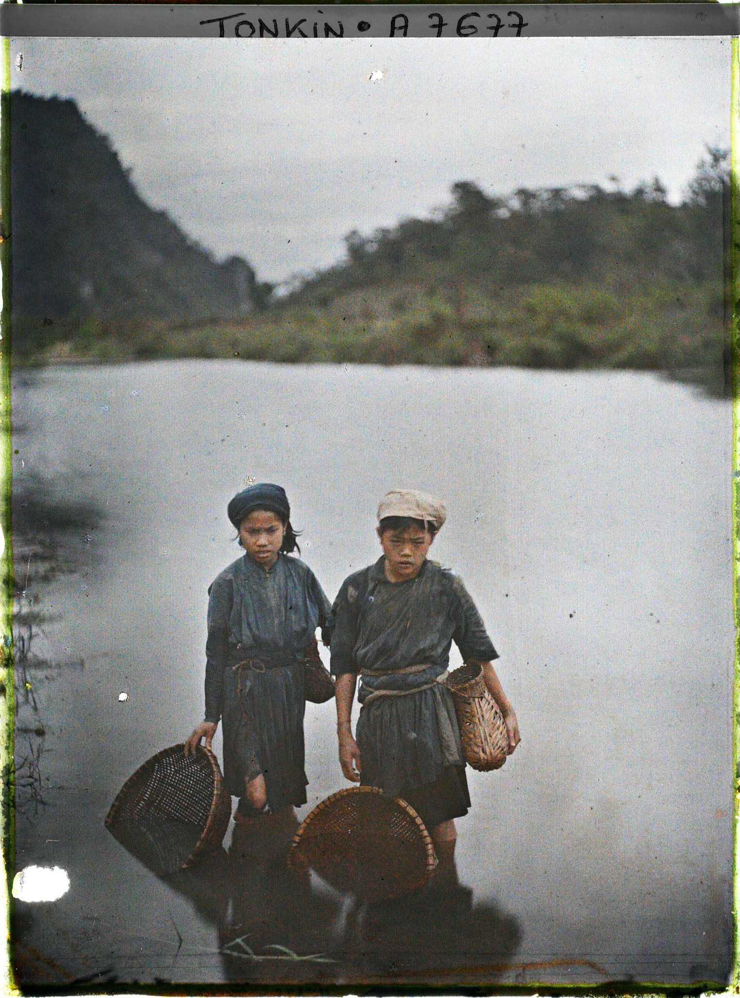 Image représentant Des enfants thaï à la pêche aux crabes dans la région du massif de Bac-so'n (ou massif de Cai-binh)