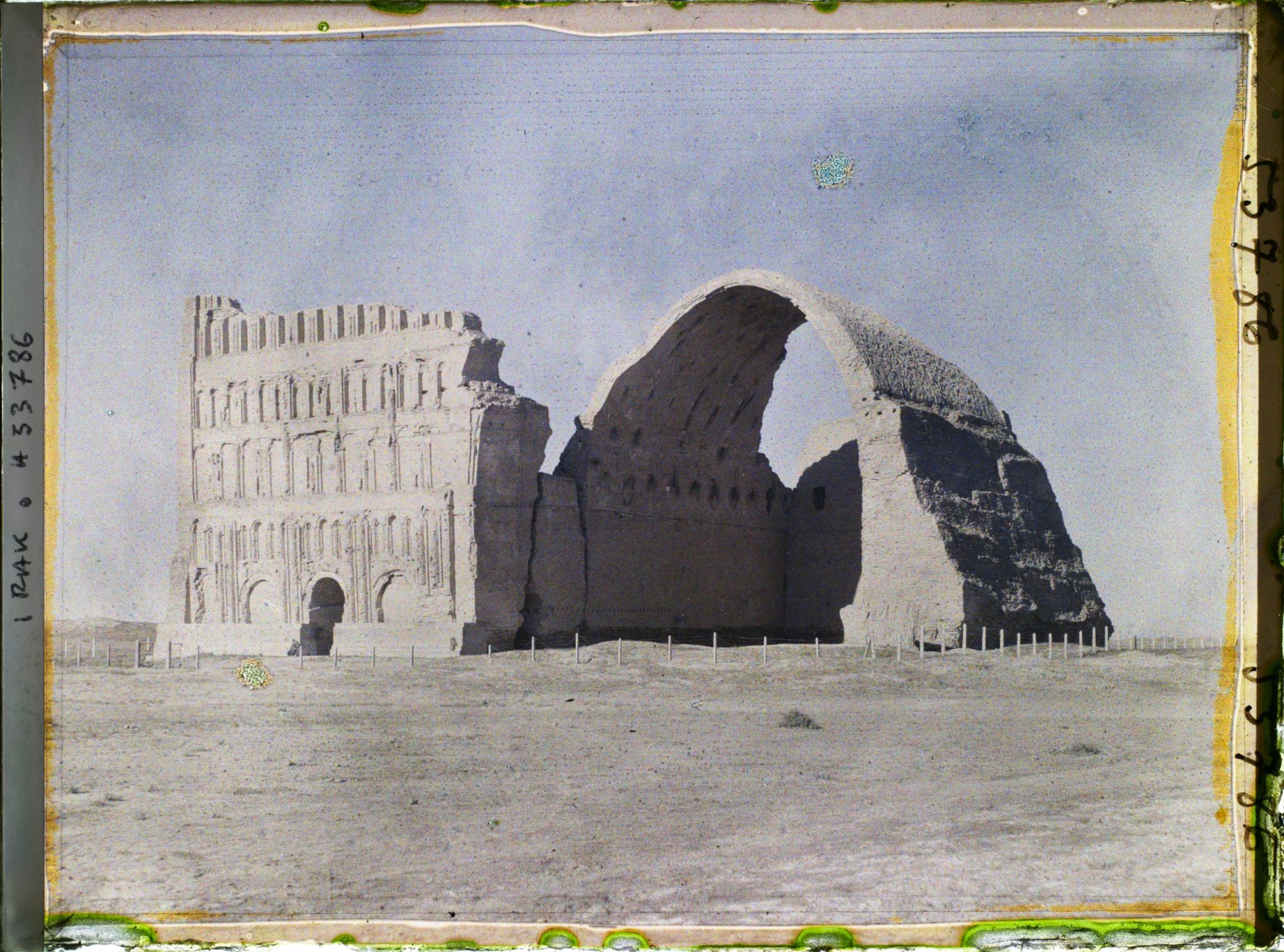 Image représentant Le Taq-I-Kisra (arc de Khosroes), salle voûtée