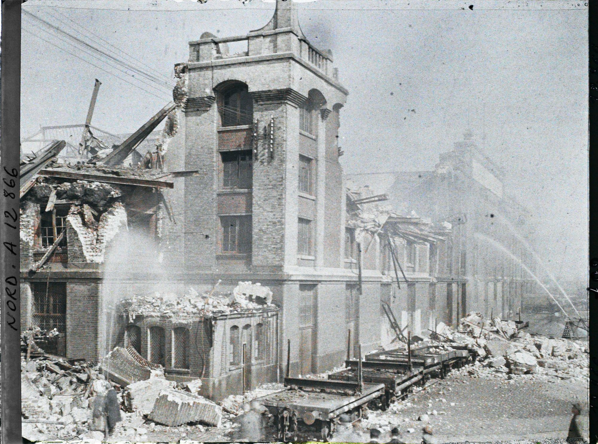 Image représentant France, Dunkerque, Bombardement des 2 - 3 - Septe - Entrepôt de laines