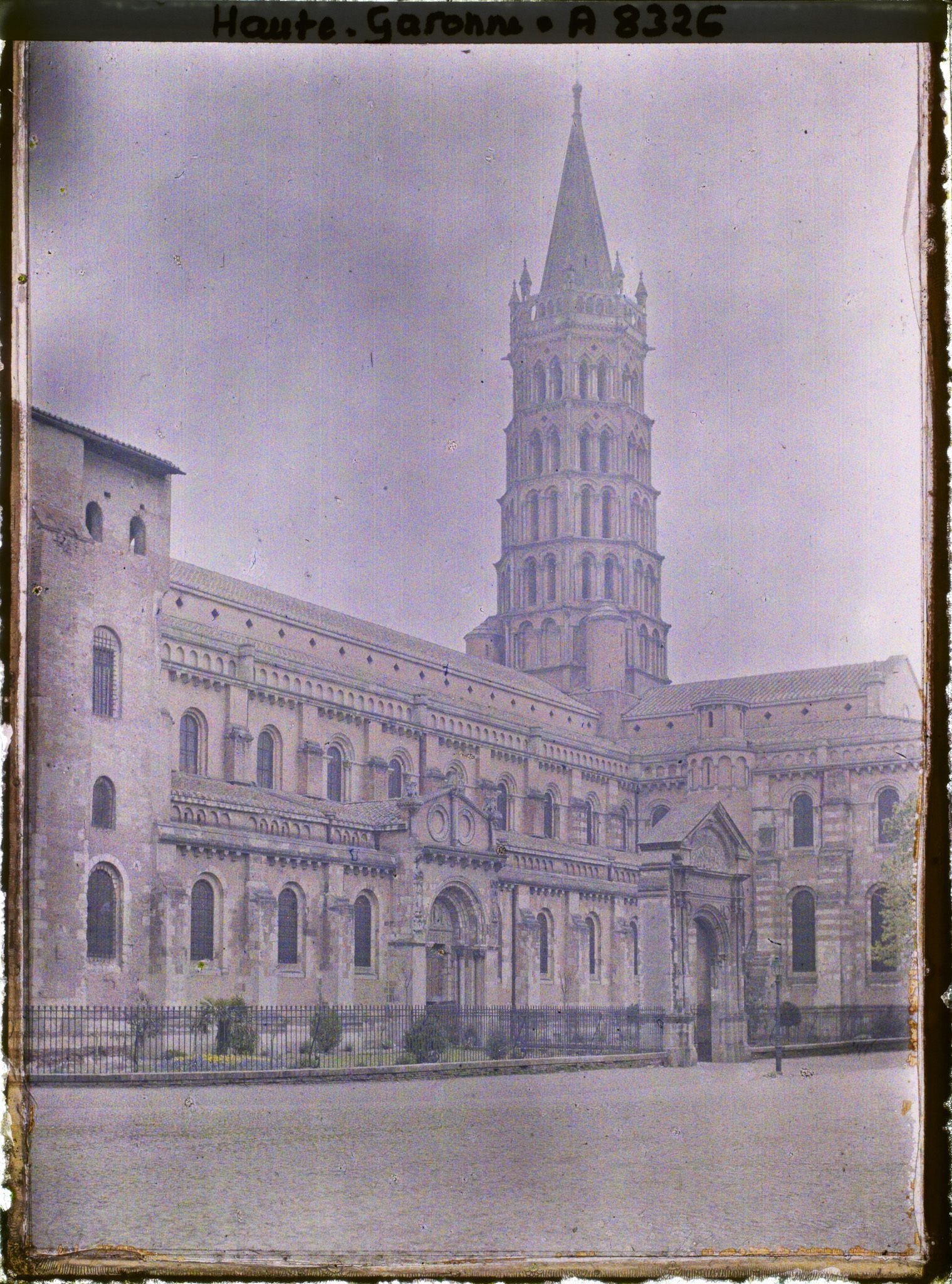 Image représentant La basilique Saint-Sernin, vue depuis la place Saint-Sernin, rue du Taur