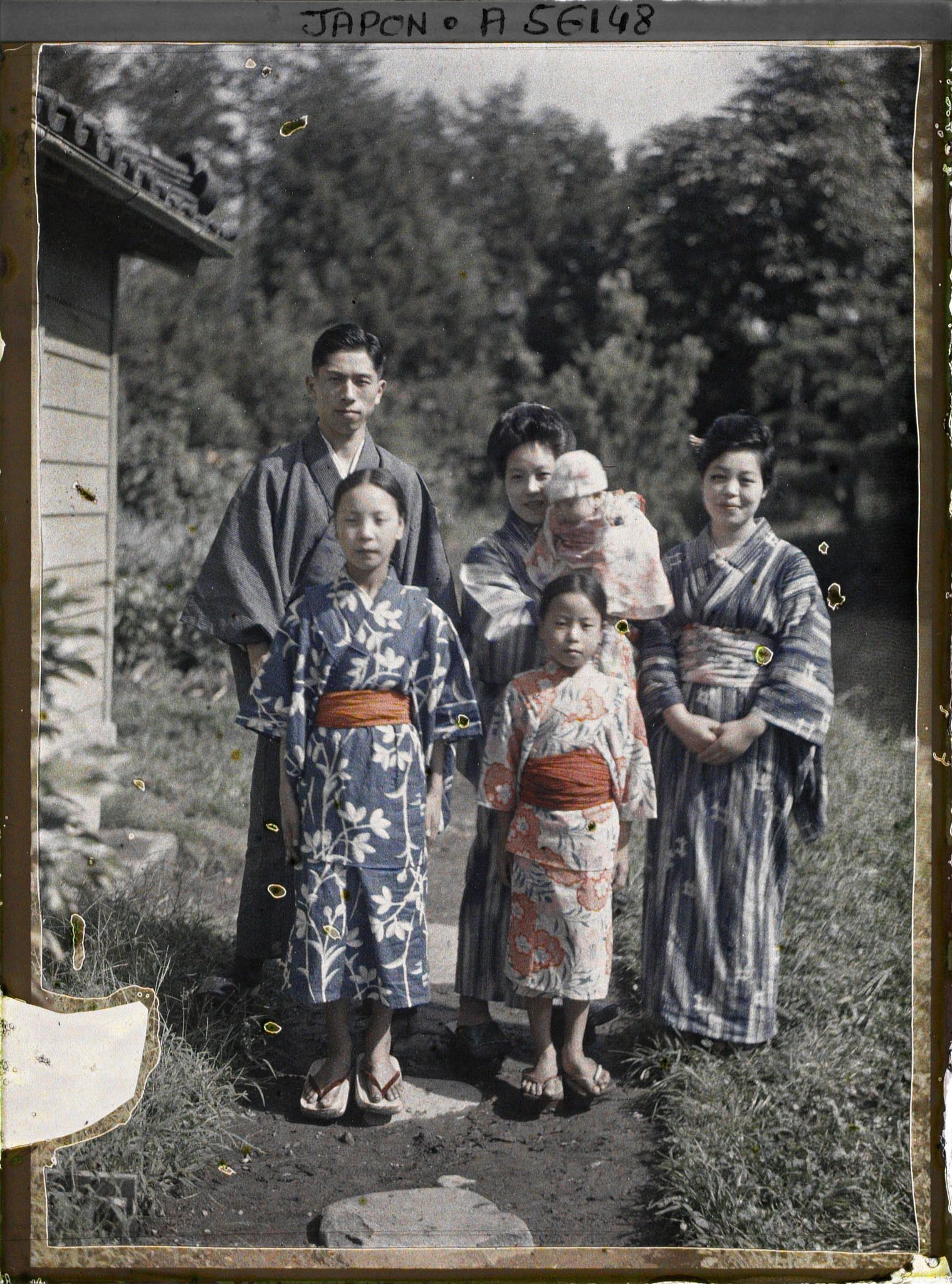 Image représentant La famille Imafuku et leurs proches à la mission catholique