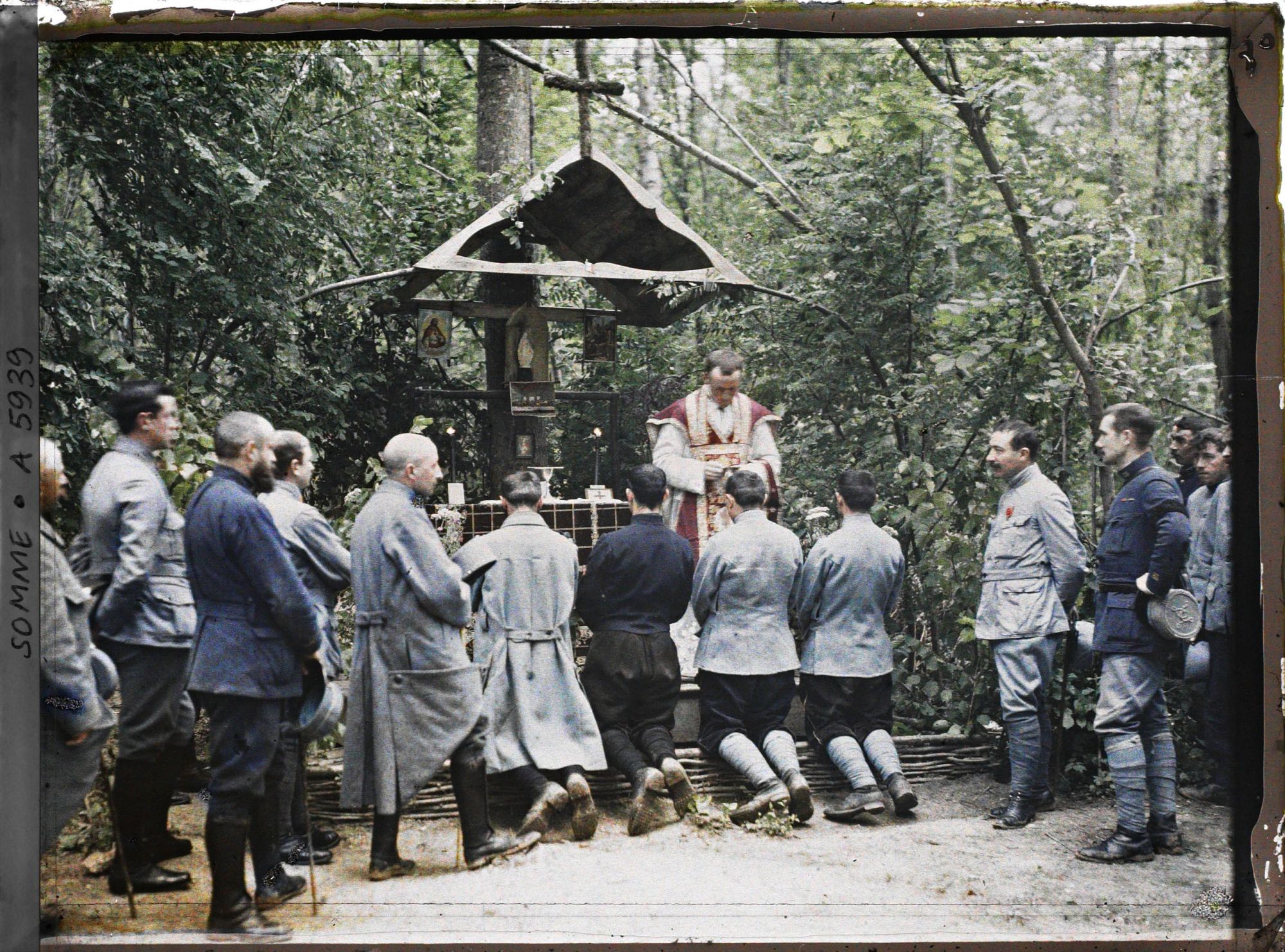 Image représentant Le prêtre donne la communion aux soldats