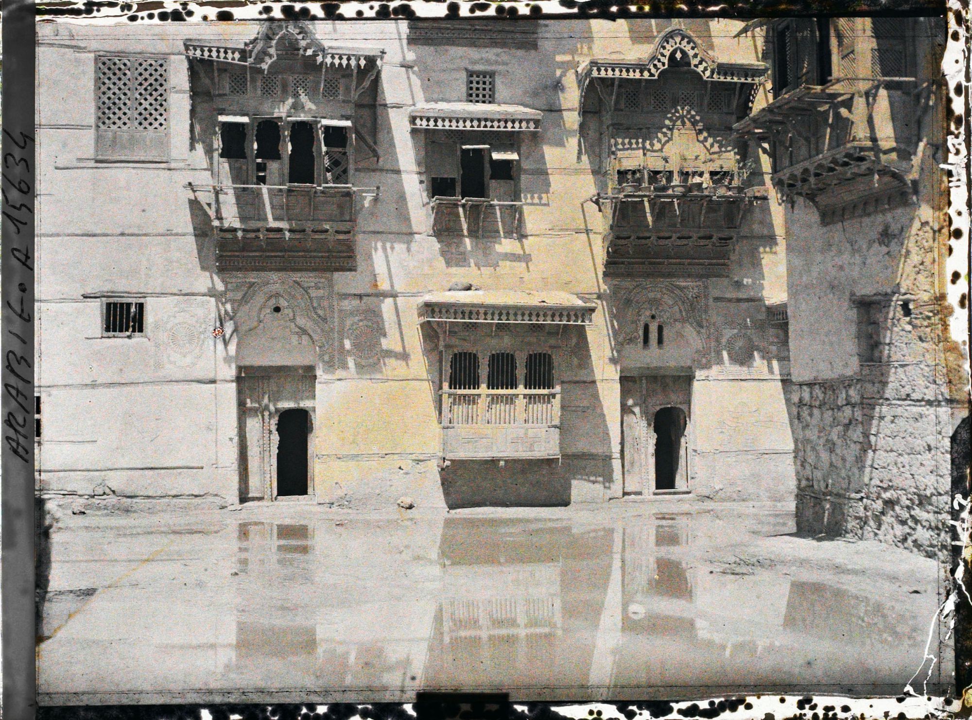 Image représentant Façade de maison après la pluie