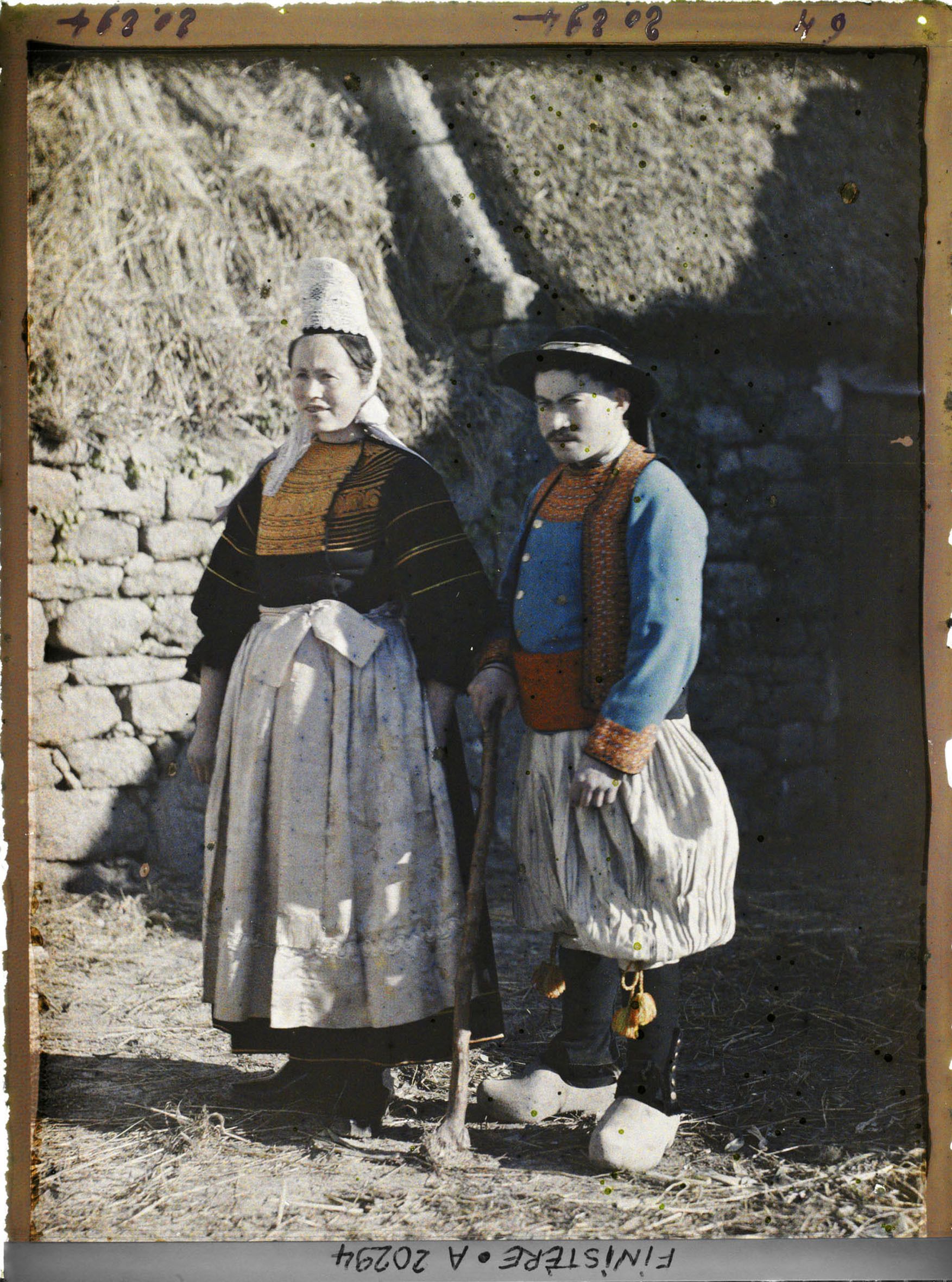 Image représentant Deux habitants en costumes de mariés