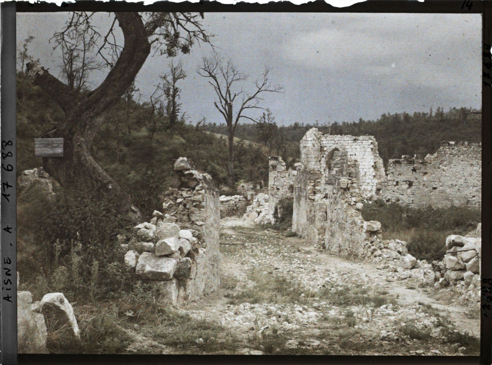 Image représentant France, Sancy, Une rue, maisons en ruines