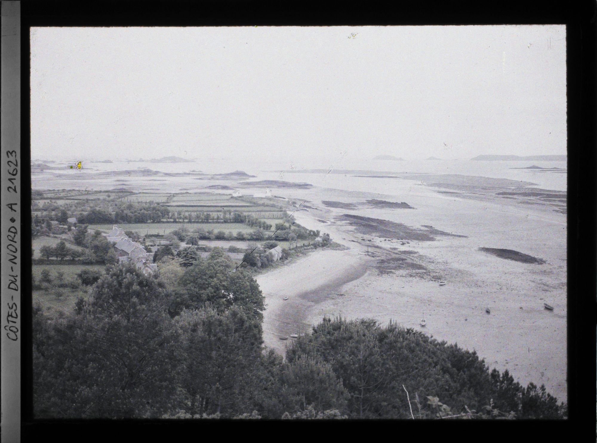 Image représentant La baie de Paimpol à marée basse vue de la tour de Kerroc'h
