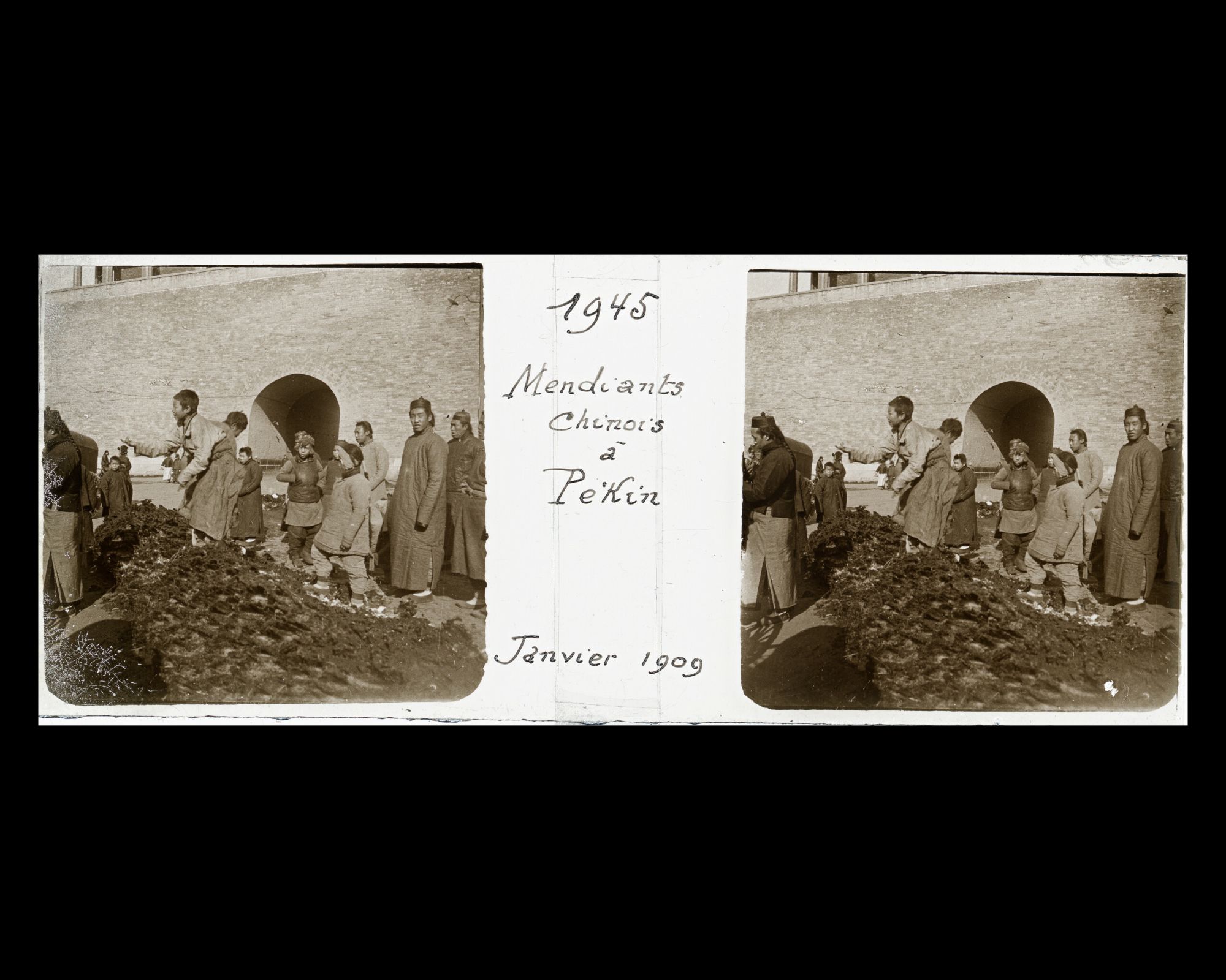 Image représentant Zhengyangmen ("porte Face au Midi"), appelée aussi Qianmen ("porte Antérieure"). Dans le bastion, près de l'entrée de la ville tartare