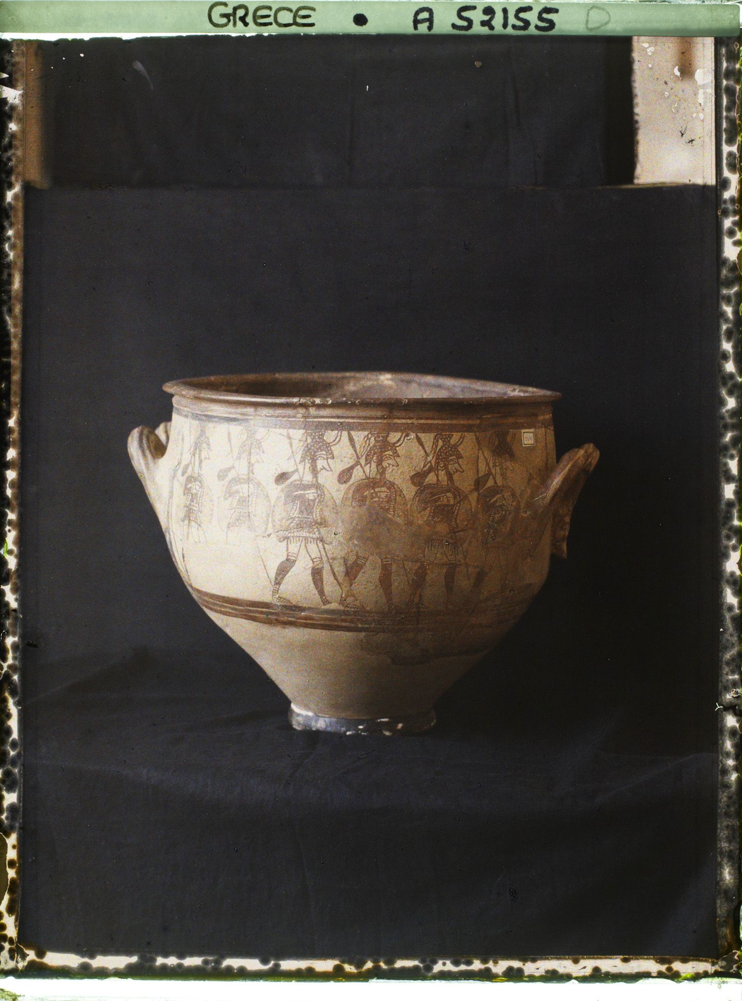 Image représentant Vase de terre cuite peinte (motif de guerriers mycéniens)