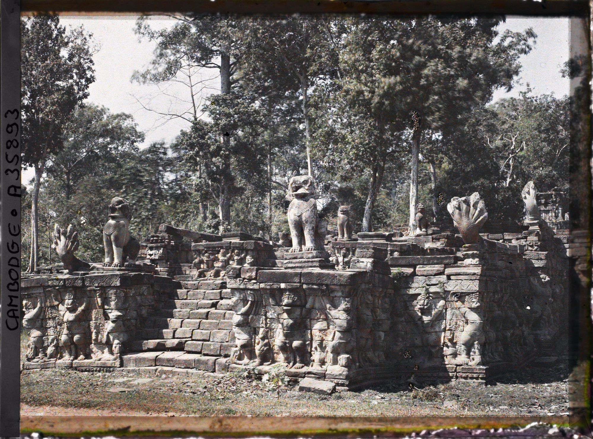 Image représentant Un des perrons des terrasses royales dites " terrasses des éléphants ", orné de garuda-atlantesque