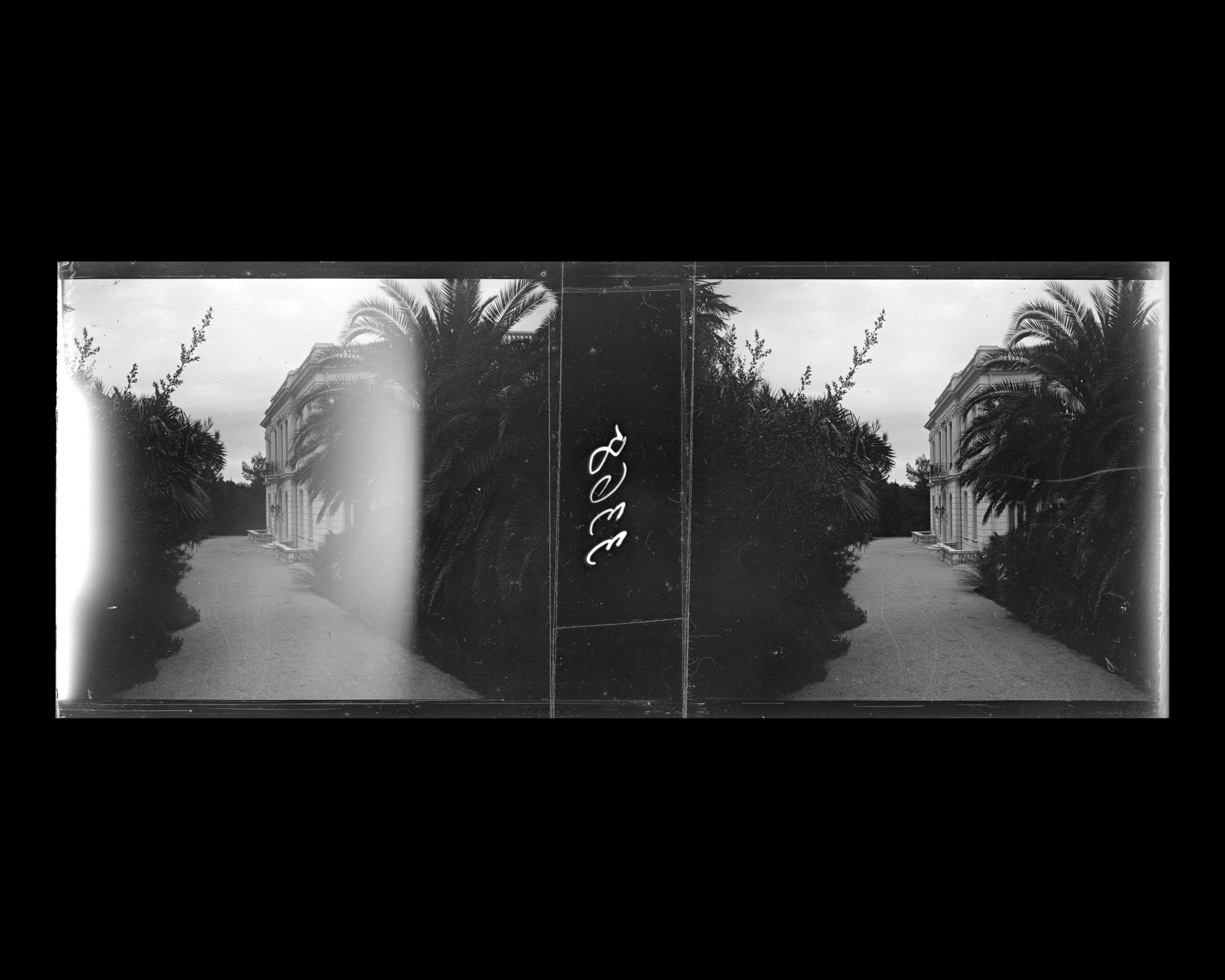 Image représentant La façade sur le jardin de la Villa Kahn