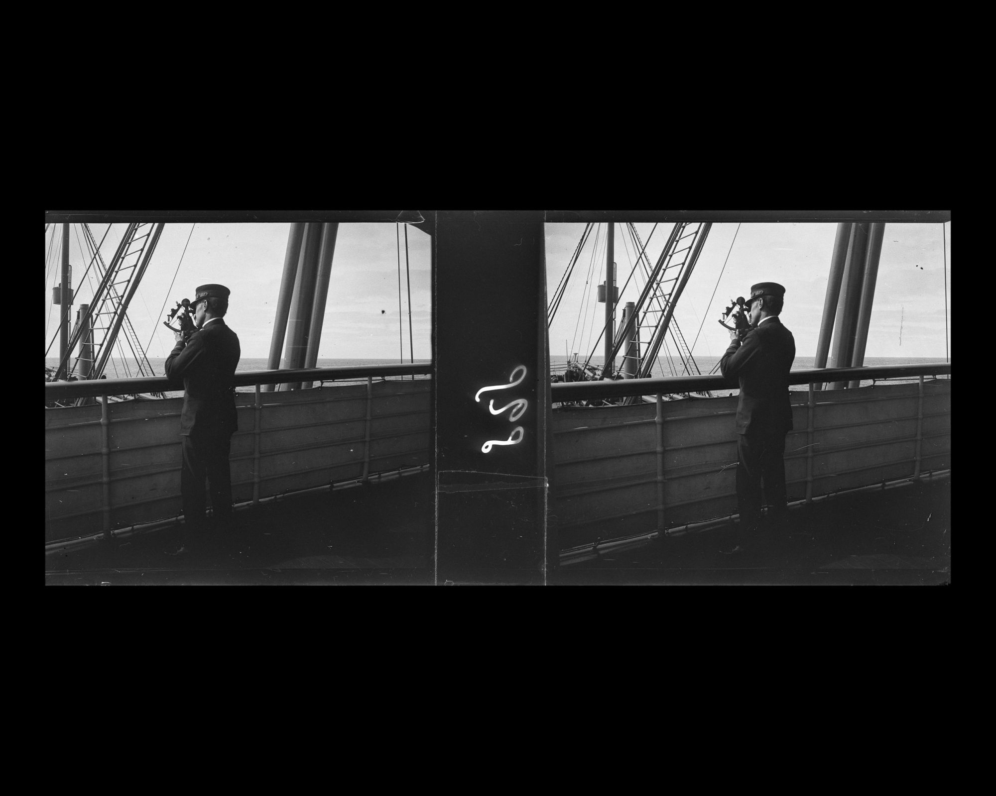 Image représentant Un officier de bord effectue des mesures de positionnement du bâtiment au moyen d'un sextant