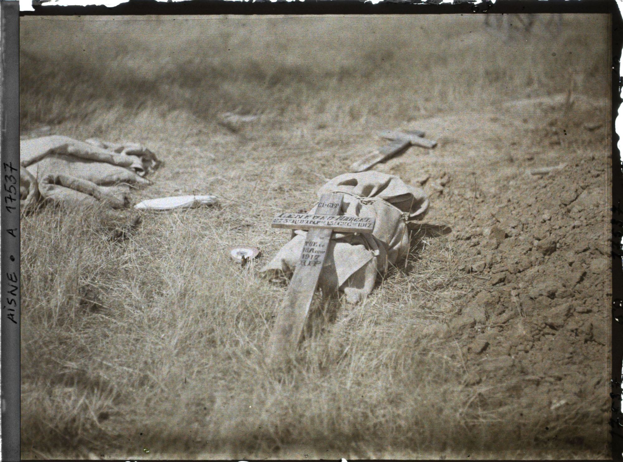 Image représentant France, Craonelle, Le Corps du poilu avec sa Croix
