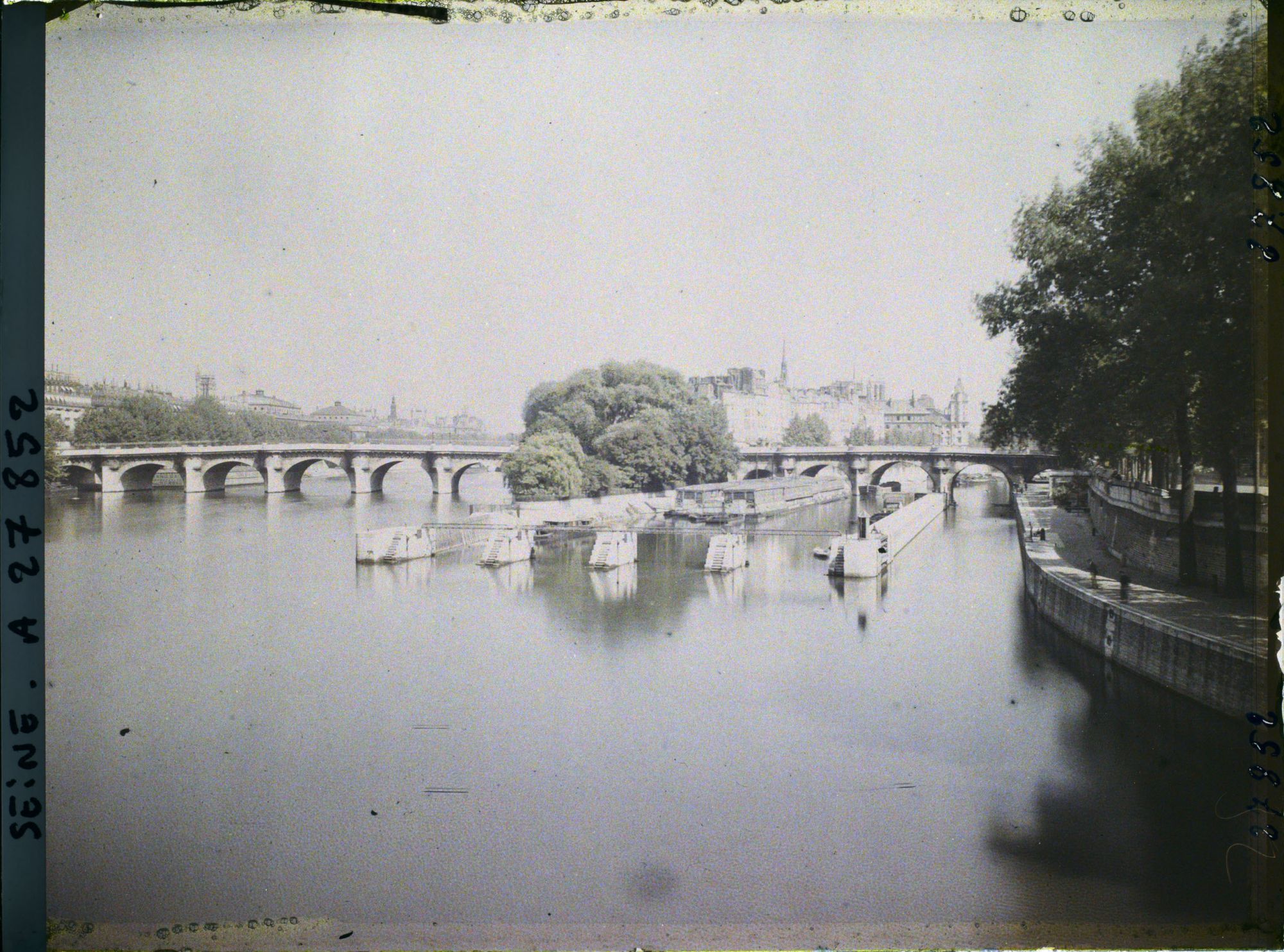 Image représentant Le Pont-Neuf, le barrage de la Monnaie et l'île de la Cité vus du pont des Arts