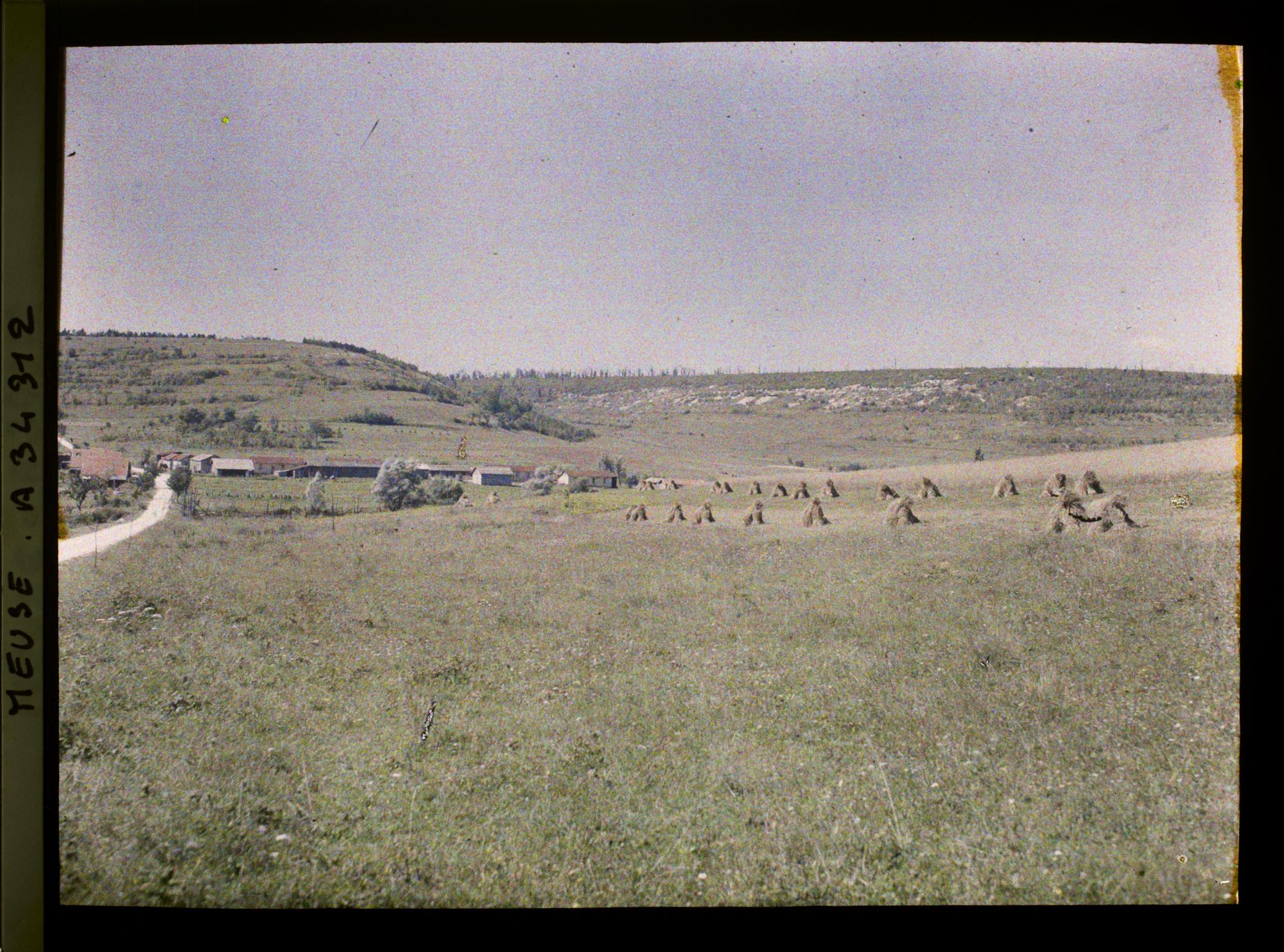 Image représentant France, St Rémy, Vue panoramique s/ les baraquements de St Rémy et la Côte de Senoux