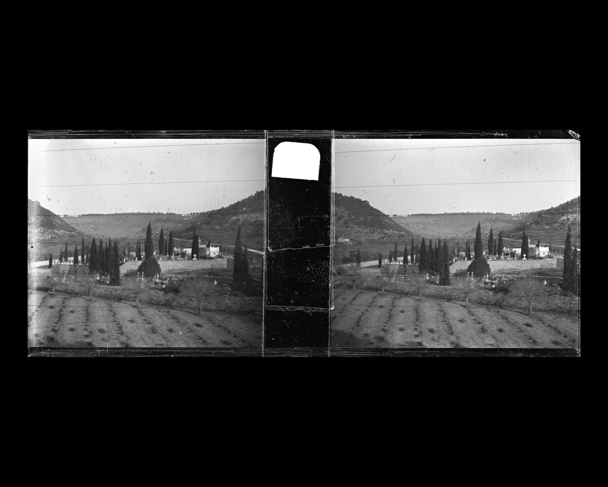Image représentant Cimetière dans la campagne provençale vu du train