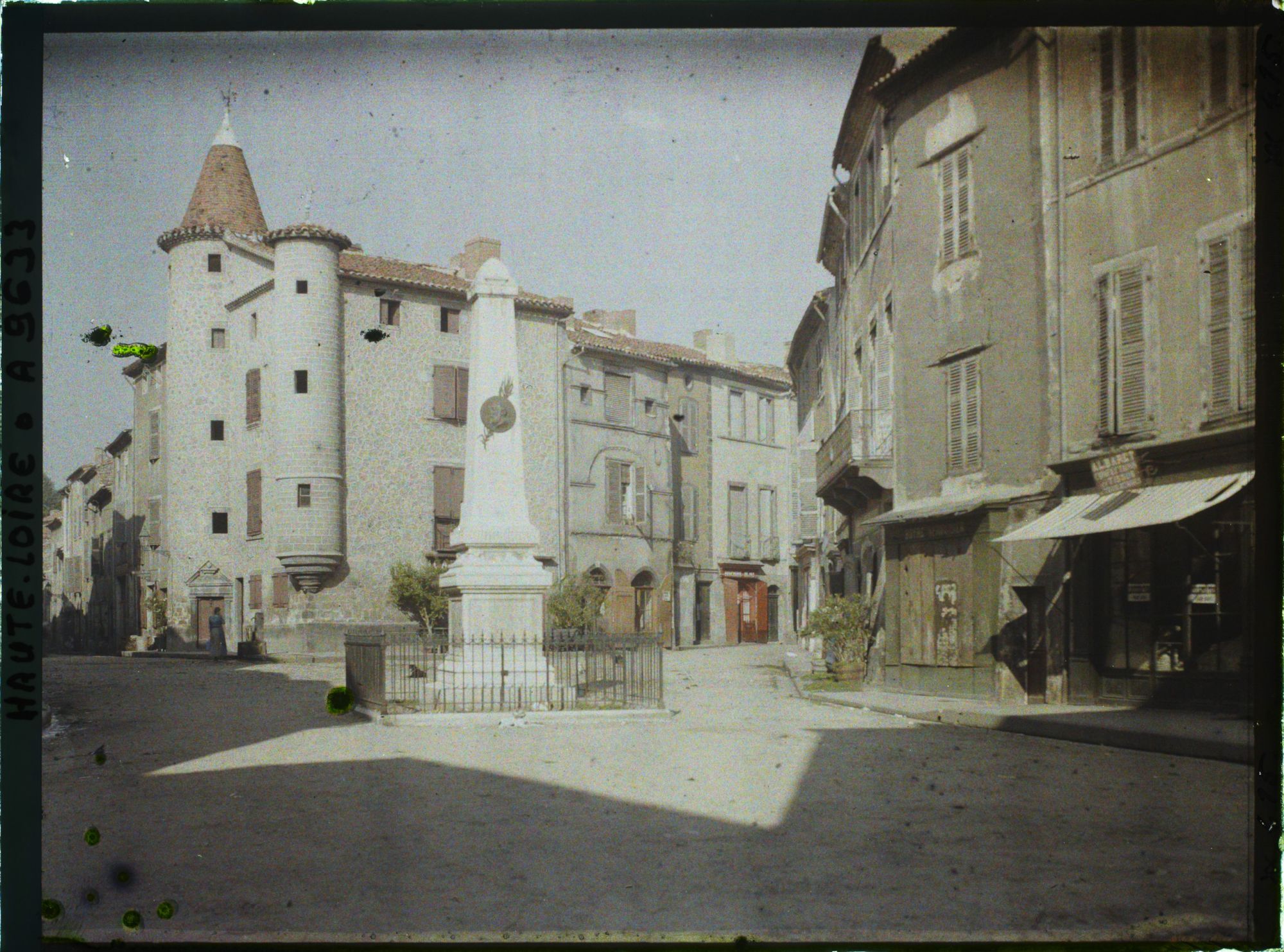Image représentant Le monument à la mémoire de Jules Maigne et d'Amédée Saint-Ferréol et la maison à tourelles de la place de la Fénerie, rebaptisée place Eugène Gilbert