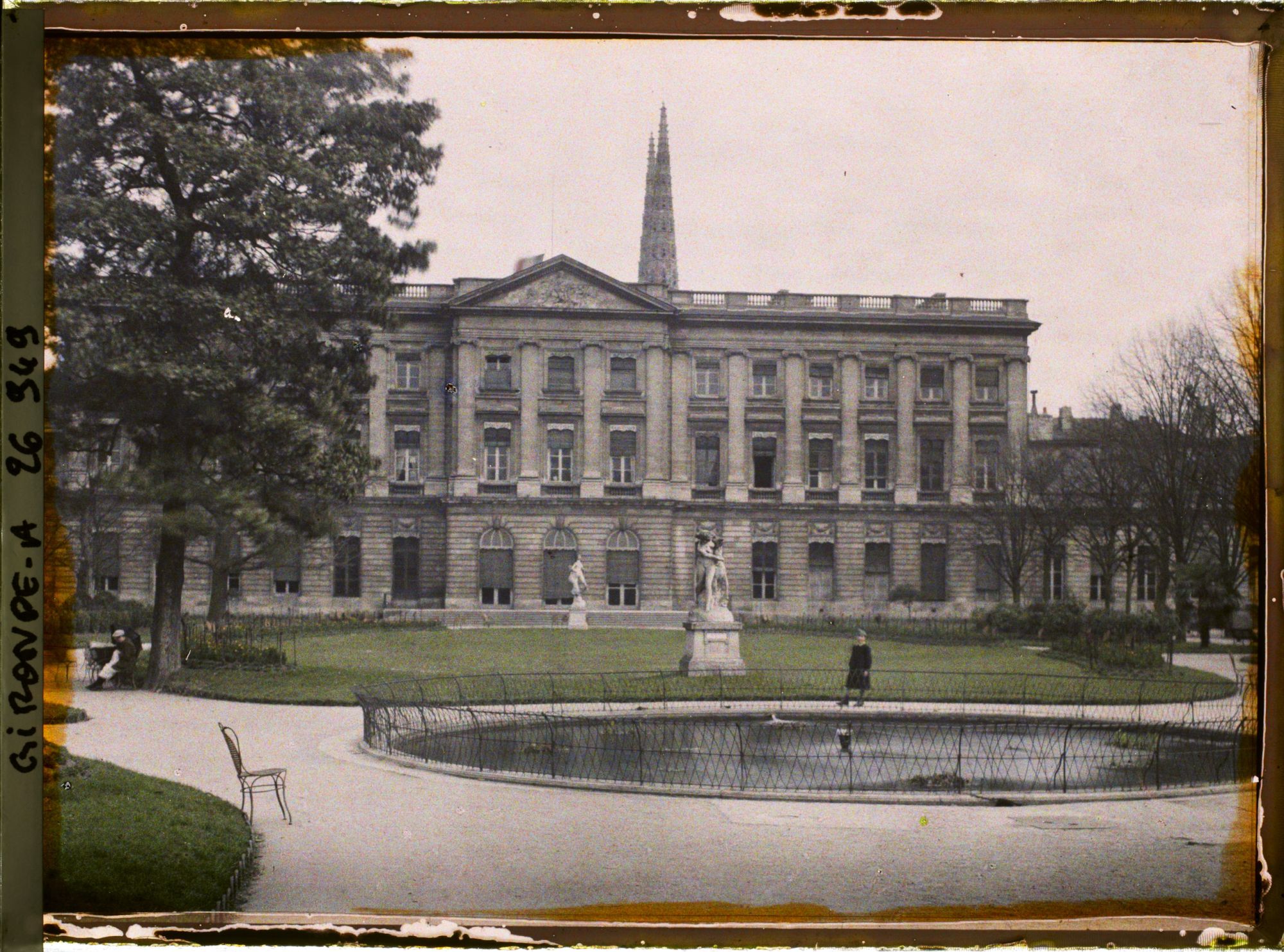 Image représentant Le jardin public devant l'Hôtel de ville
