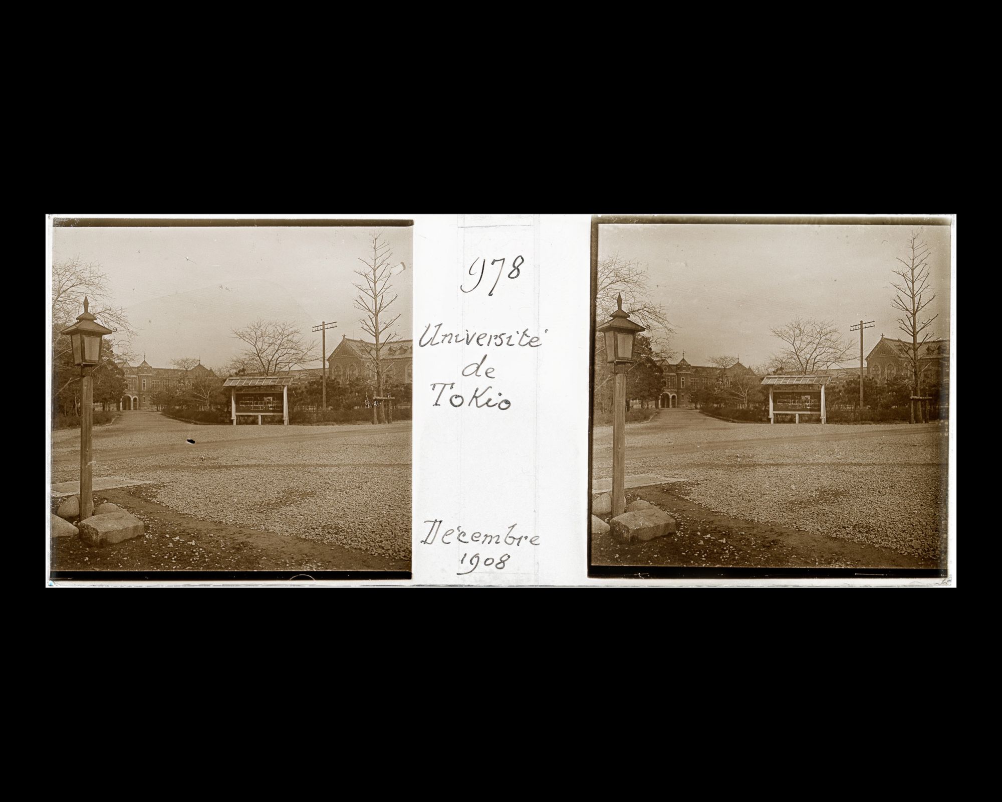 Image représentant A l'entrée de l'Université impériale de Tokyo