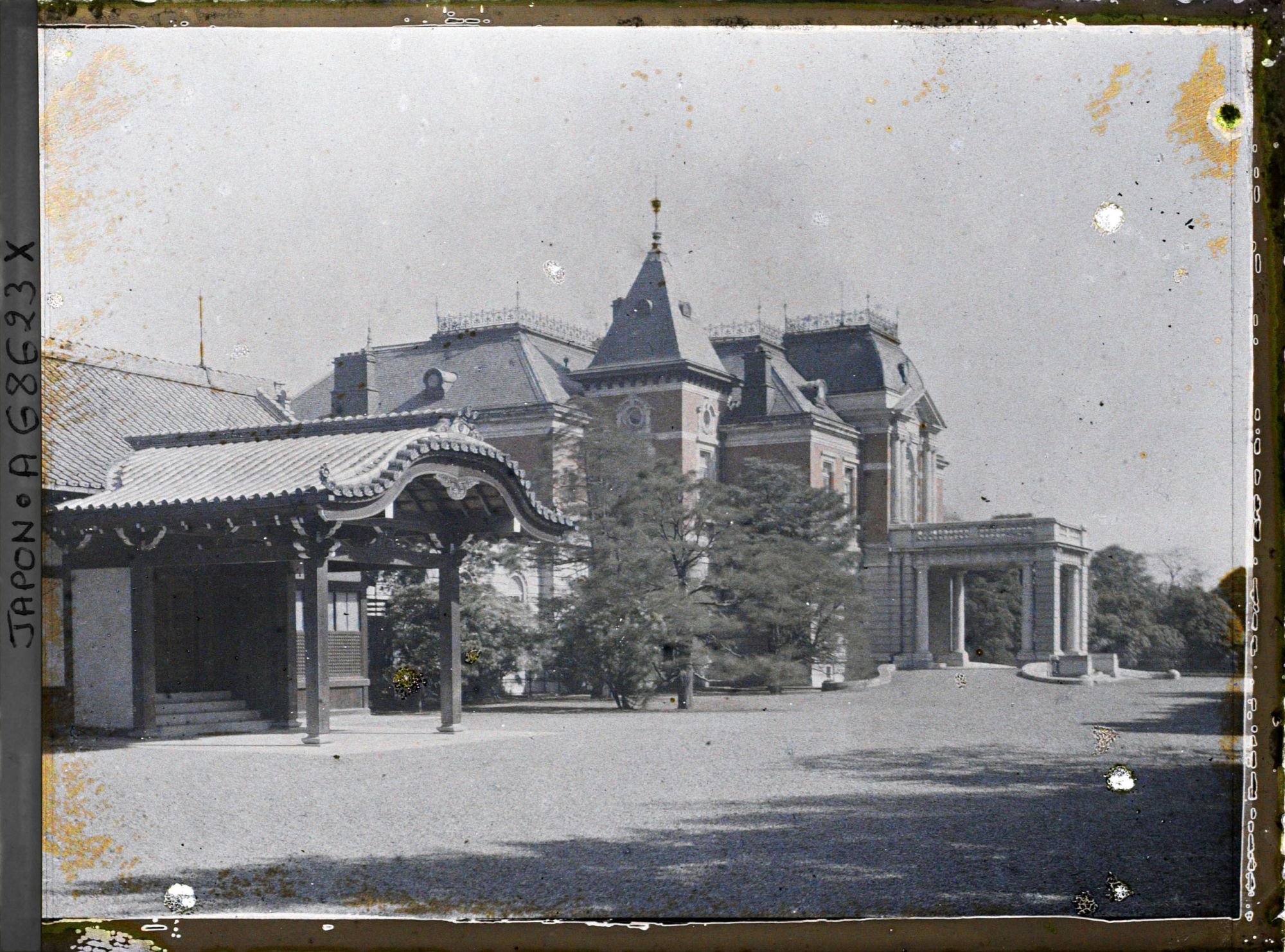 Image représentant Résidence du prince Kuni : côté entrée