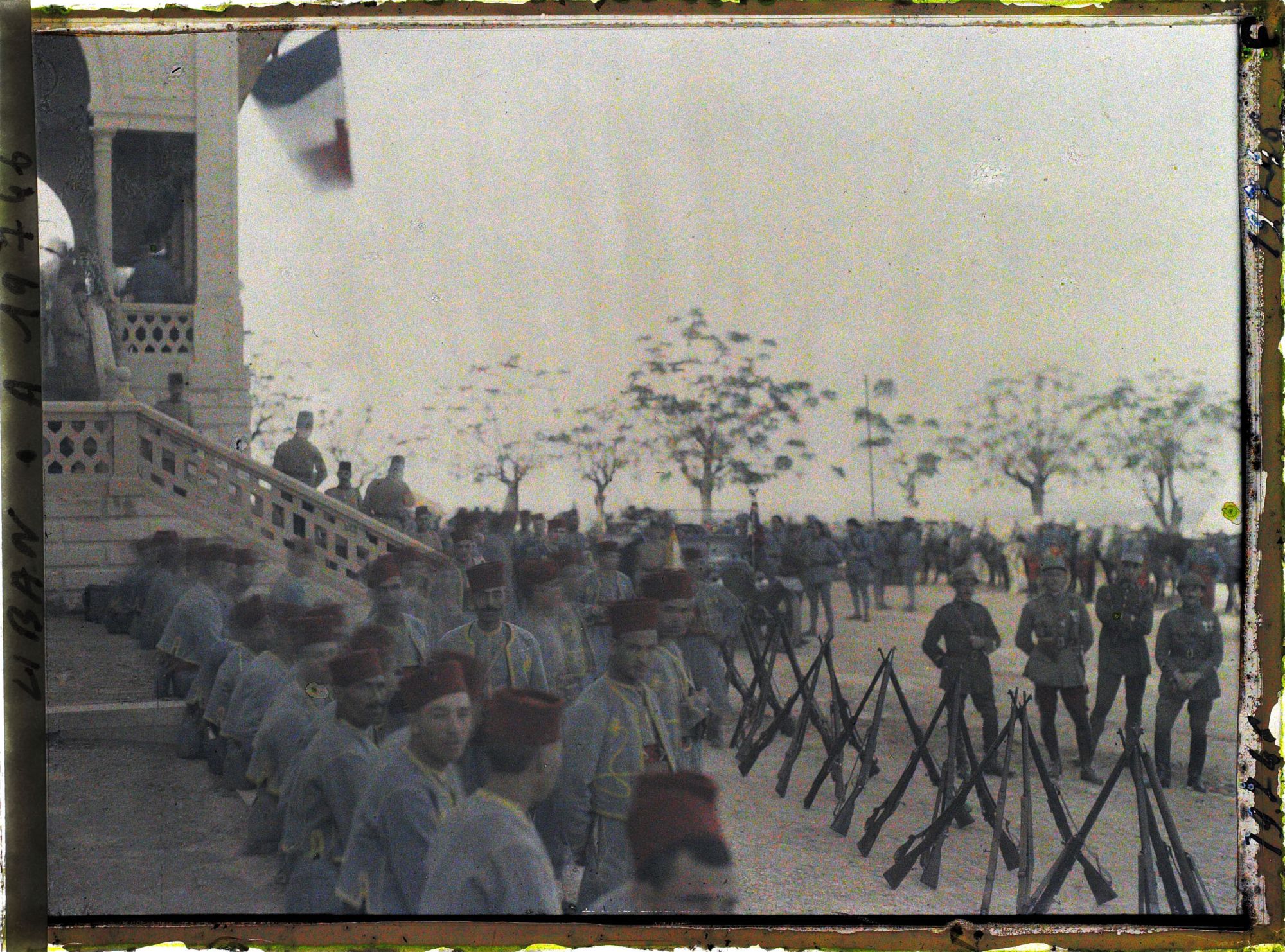 Image représentant Tirailleurs algériens de l'Infanterie française au pied du Grand Sérail