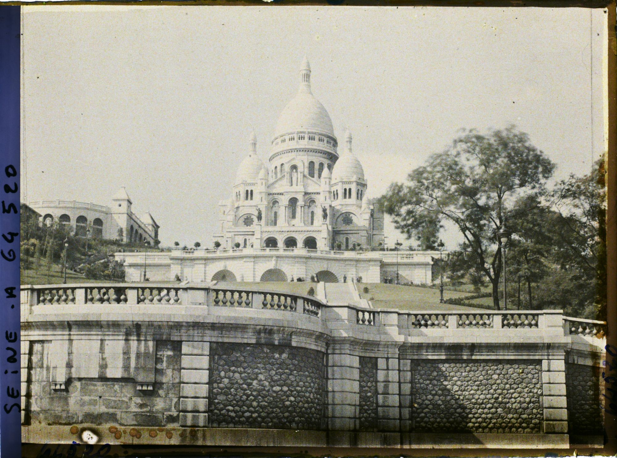 Image représentant La basilique du Sacré-Coeur vue depuis le square Saint-Pierre de Montmartre (actuel square Louise-Michel)