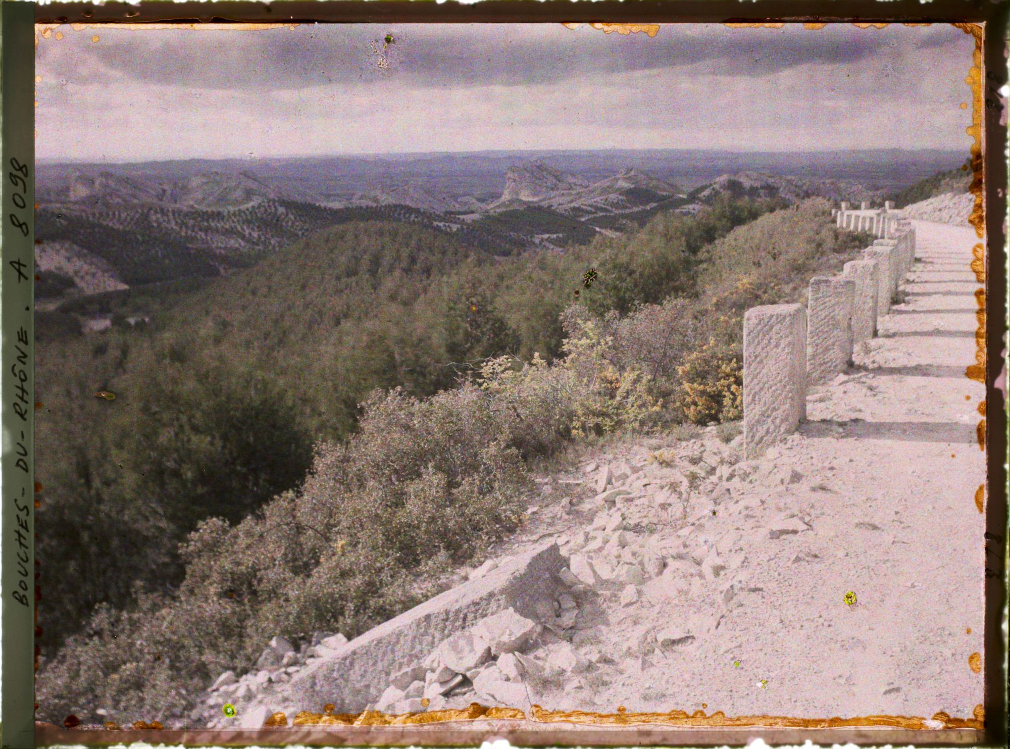 Image représentant La route avec à l'arrière-plan le versant nord des Alpilles?