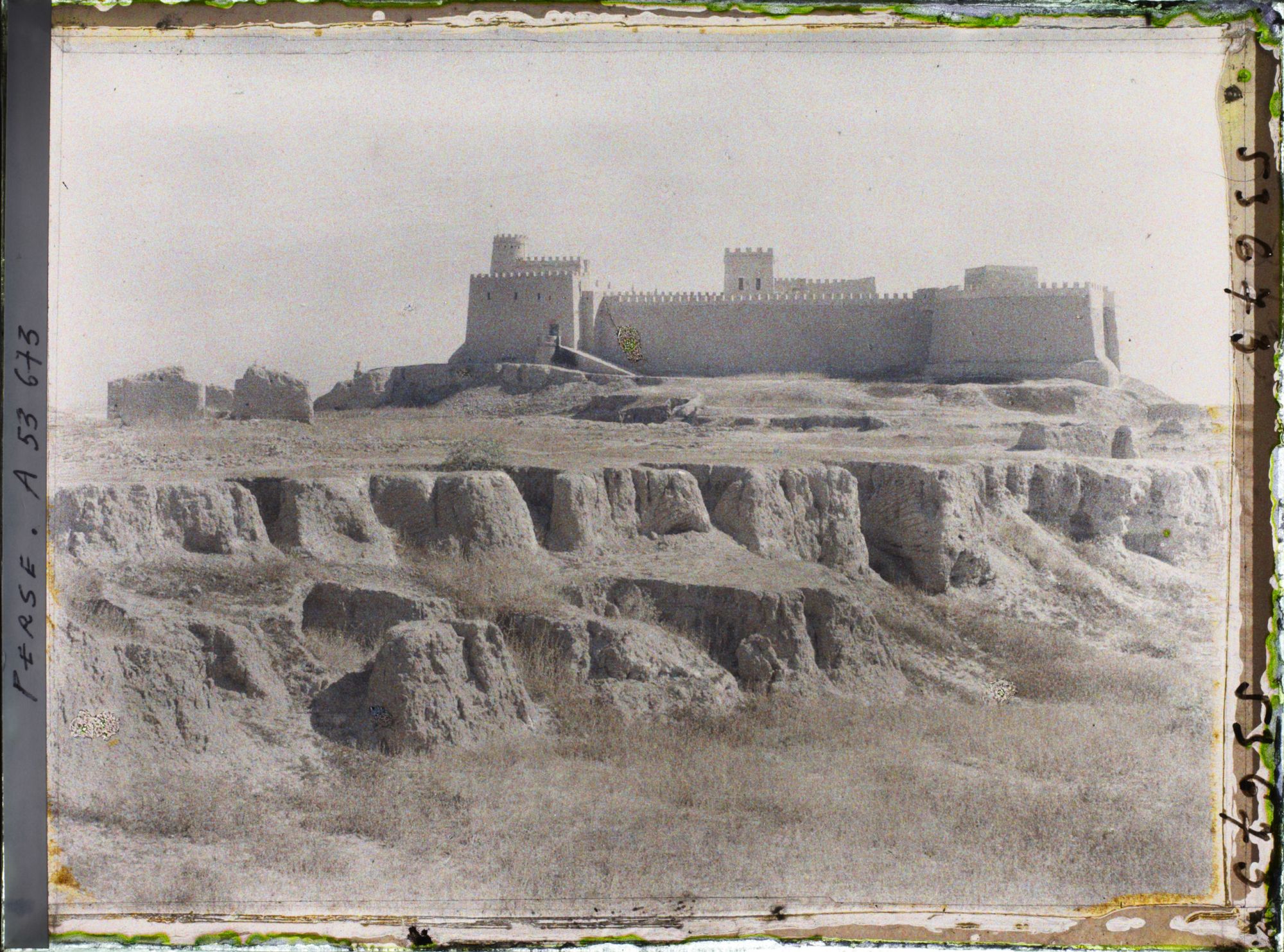 Image représentant Château de l'ingénieur Jacques de Morgan (fin XIXe) et fouilles en cours