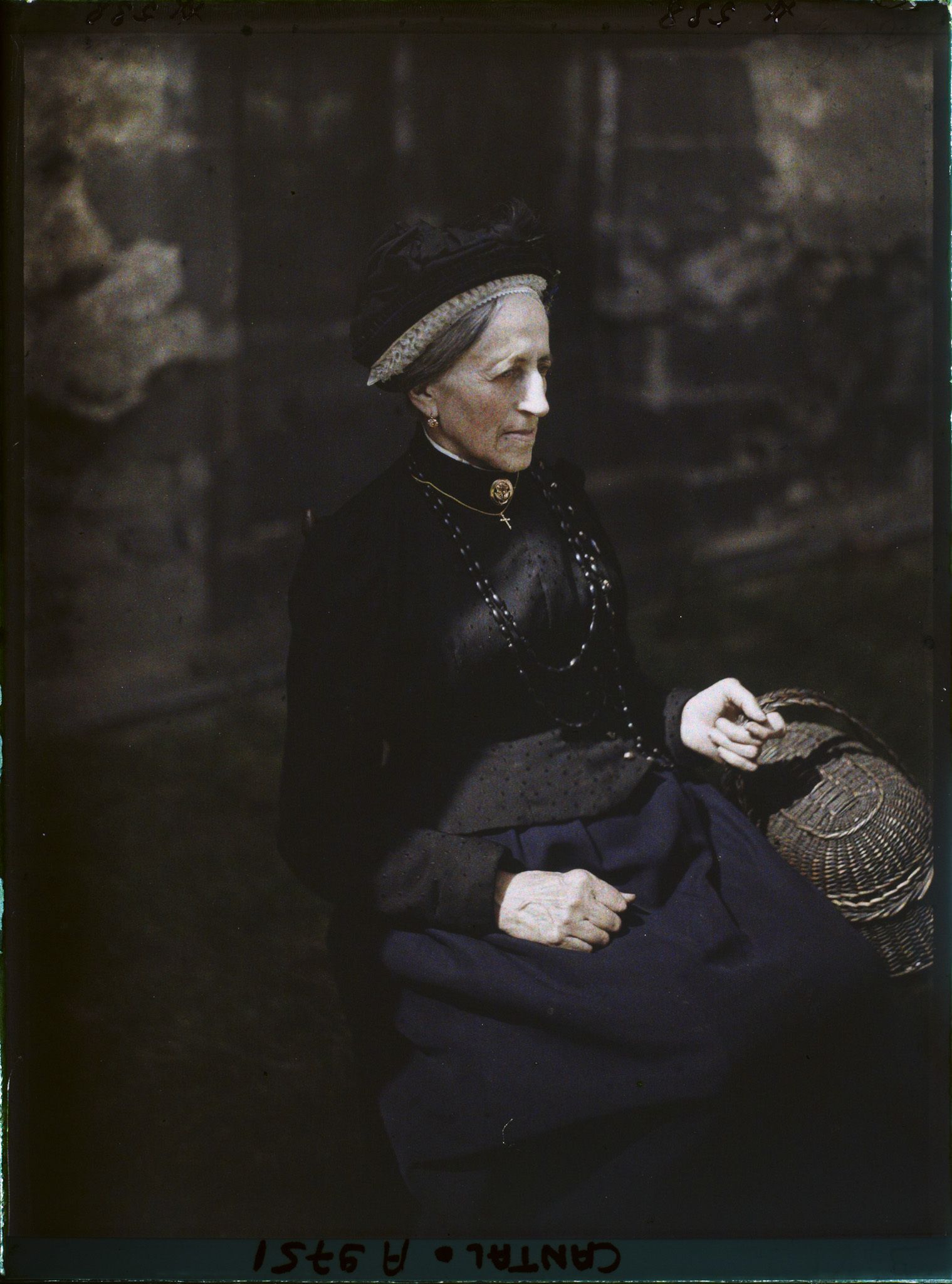 Image représentant Mademoiselle MAria Bérand, assise avec son panier