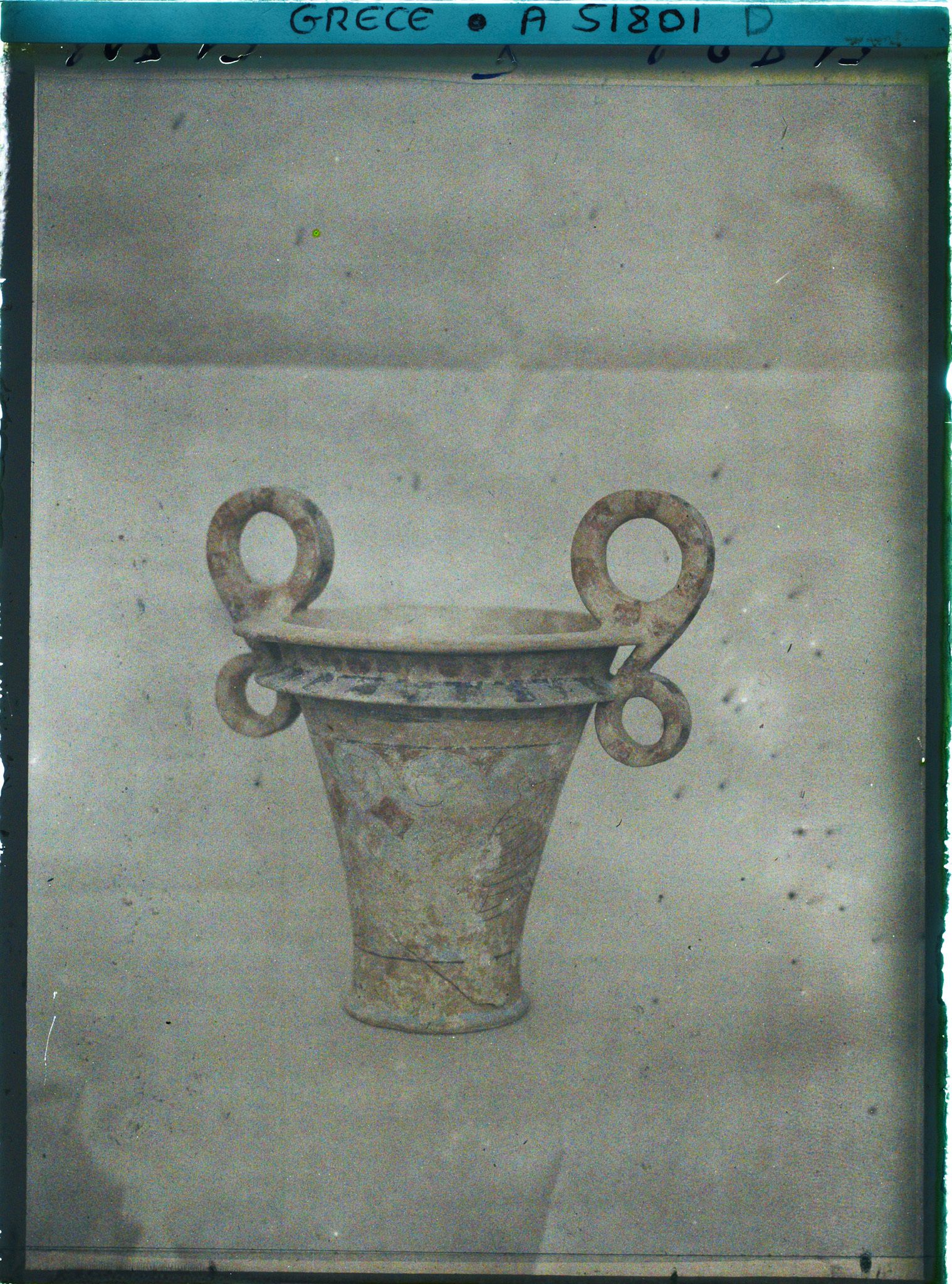 Image représentant Musée archéologique - Vase à anses à décor peint (représentant un casque ?) provenant de la tombe royale d'Isopata, près de Cnossos