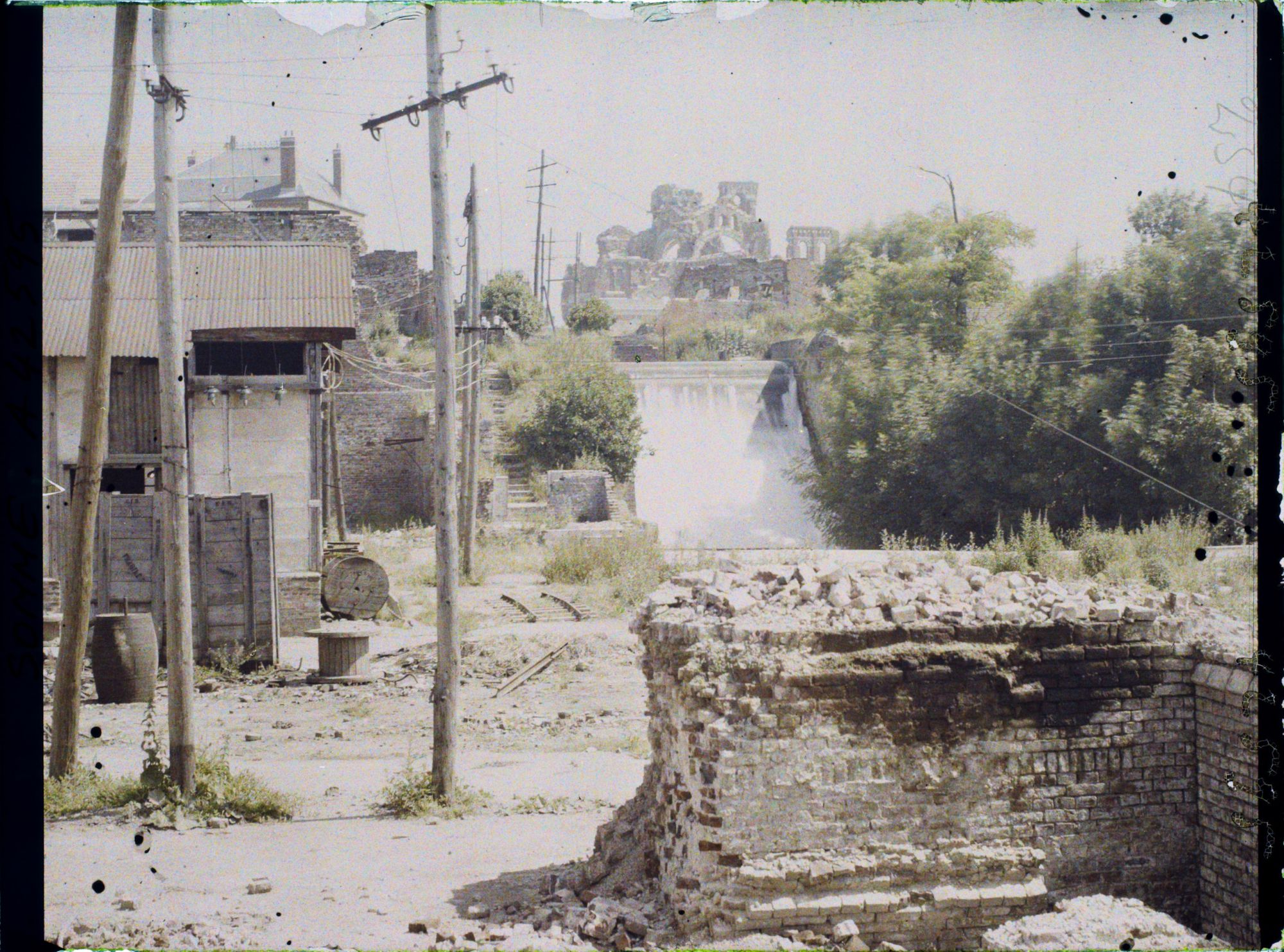 Image représentant France, Albert, Une vue vers les ruines de la Basilique