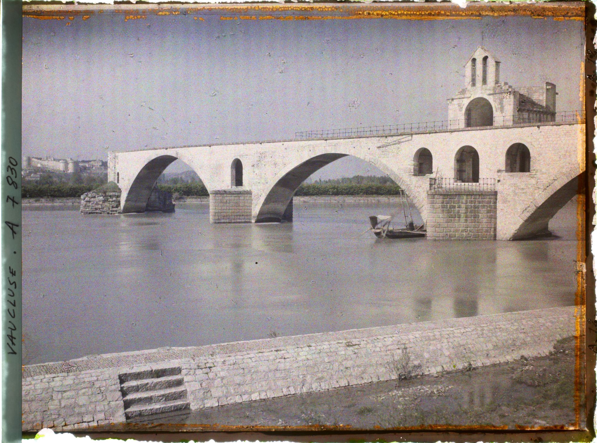 Image représentant Le pont Saint-Bénézet dit Pont d'Avignon et la chapelle Saint-Nicolas