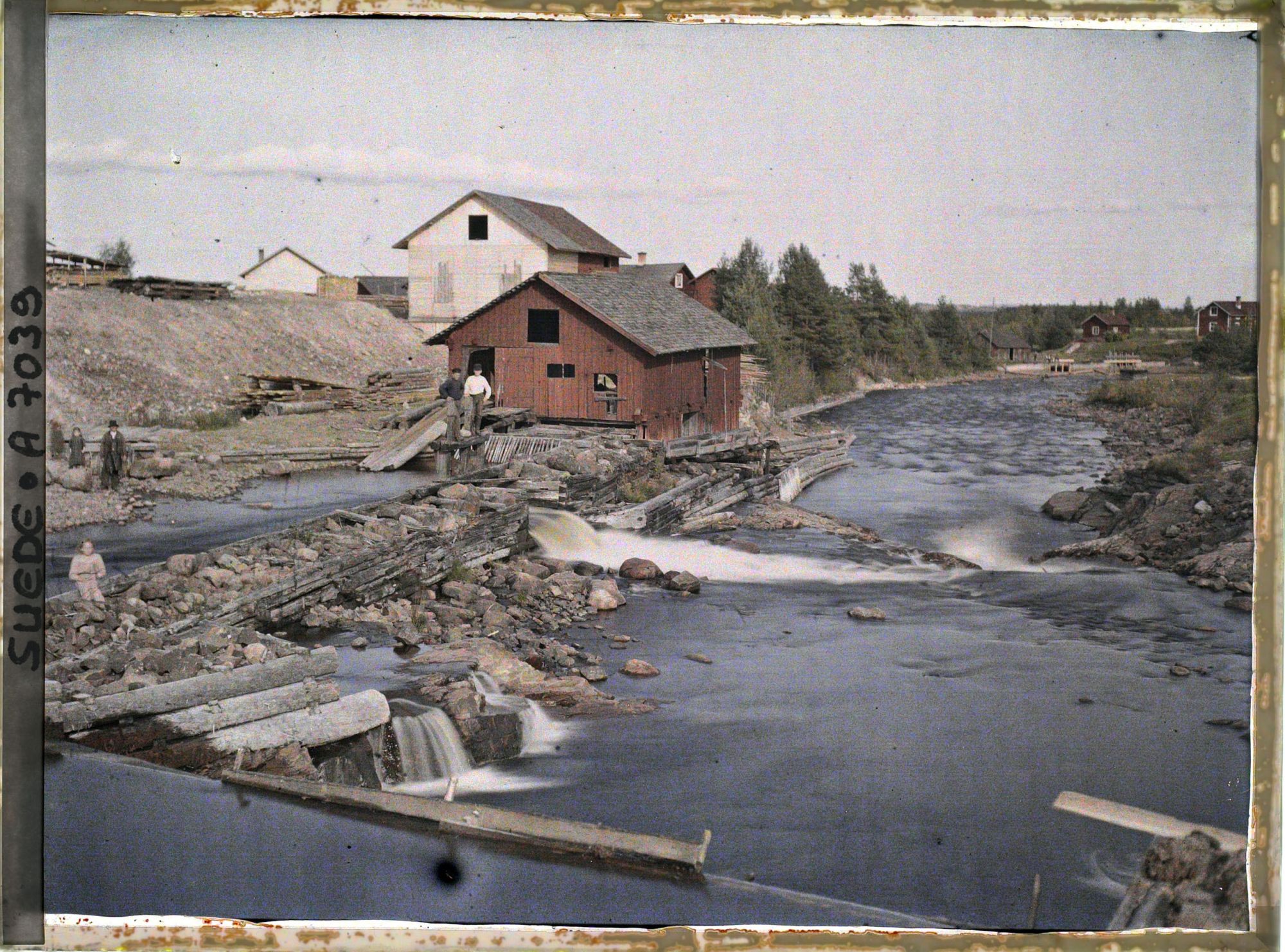 Image représentant Une scierie hydraulique au bord du RyssÅn depuis le pont de pierre du village