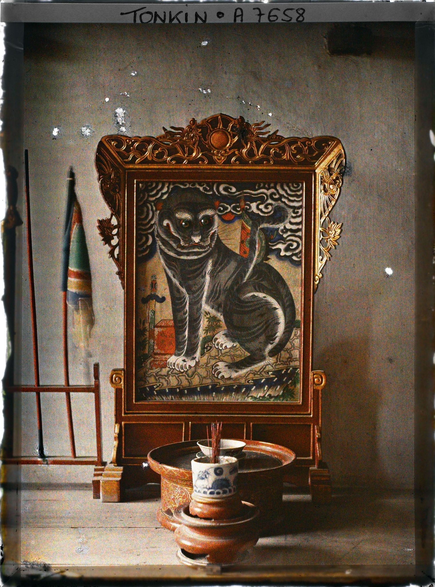 Image représentant L'autel du Seigneur Tigre à l'intérieur de temple bouddhique (à " Hàm-long "?)