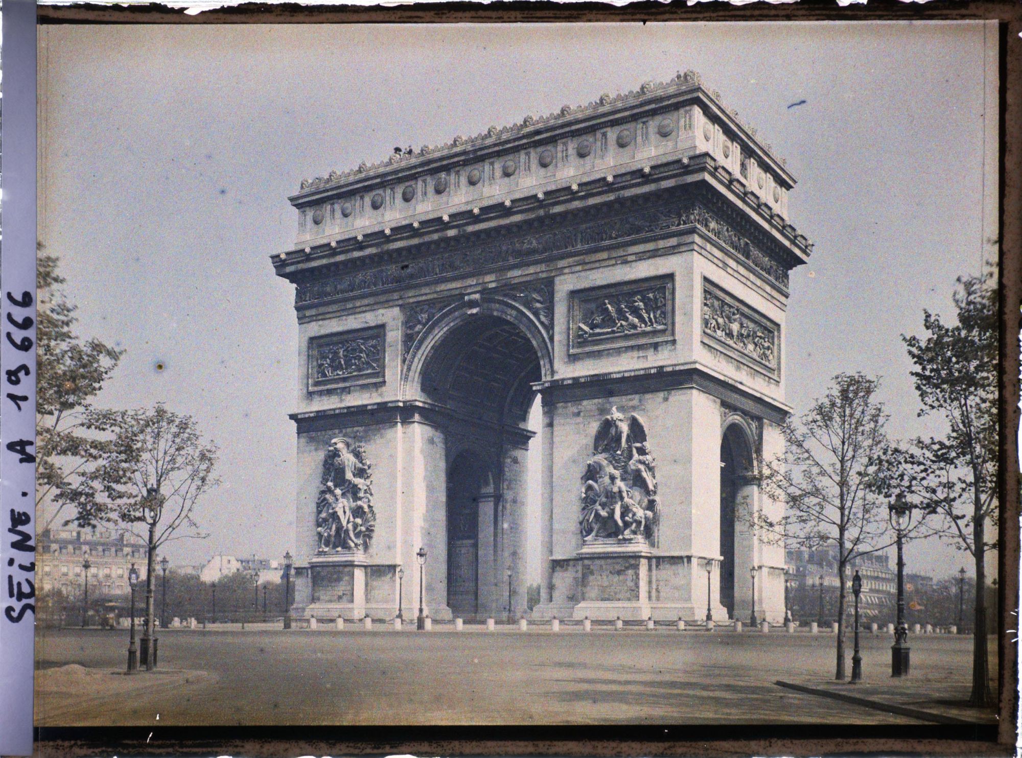 Image représentant L'arc de Triomphe place de l'Etoile vu de l'avenue Foch