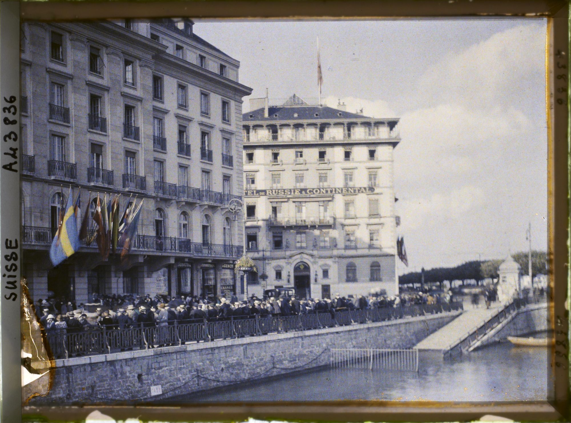 Image représentant Cinquième assemblée annuelle de la Société des Nations (SDN) à Genève. La foule attend Edouard Herriot, président du Conseil des ministres français, devant l'Hôtel des Bergues
