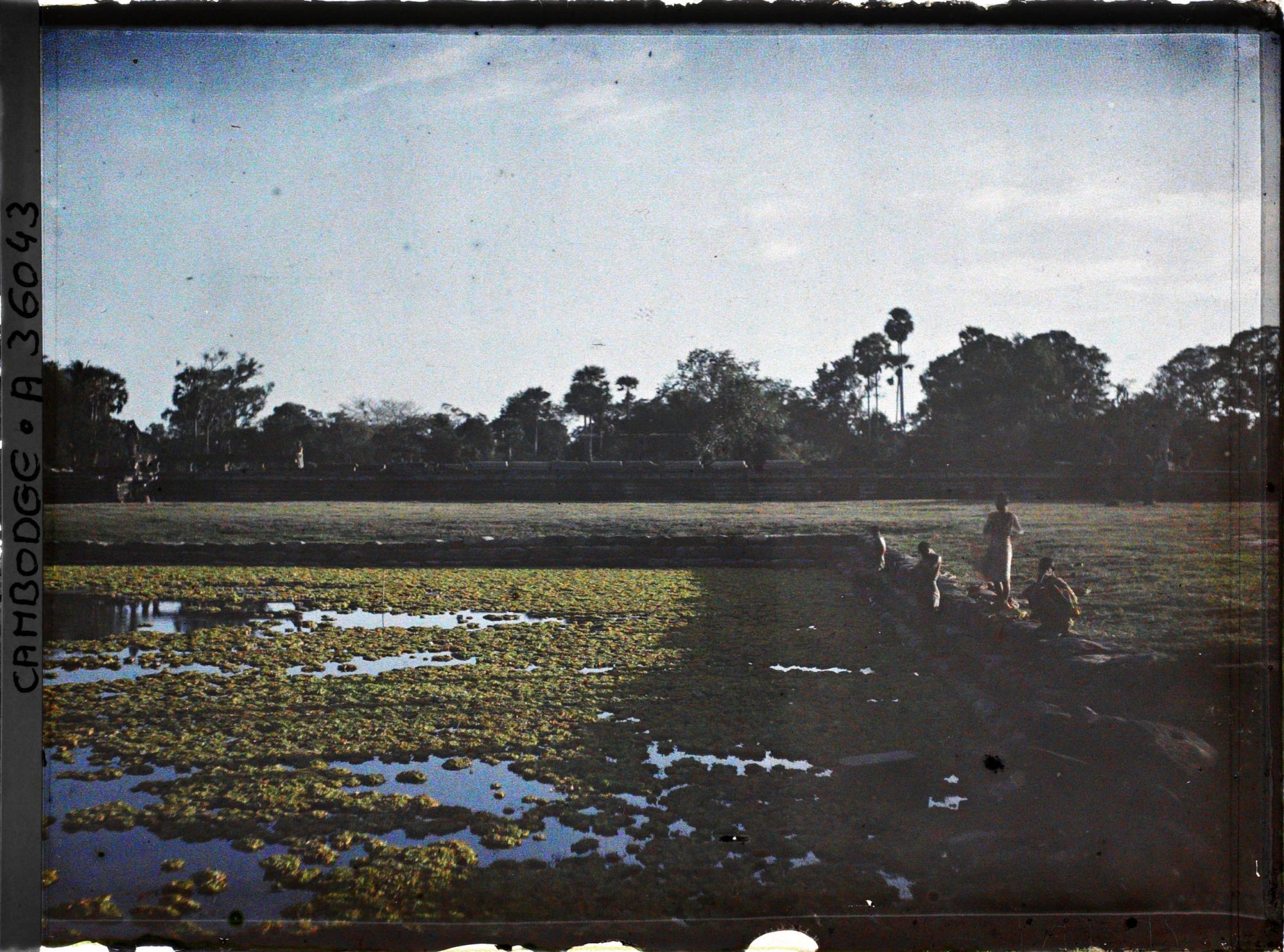 Image représentant Des bonzes pratiquant leurs ablutions au coucher du soleil dans l'un des bassins bordant la " grande chaussée "