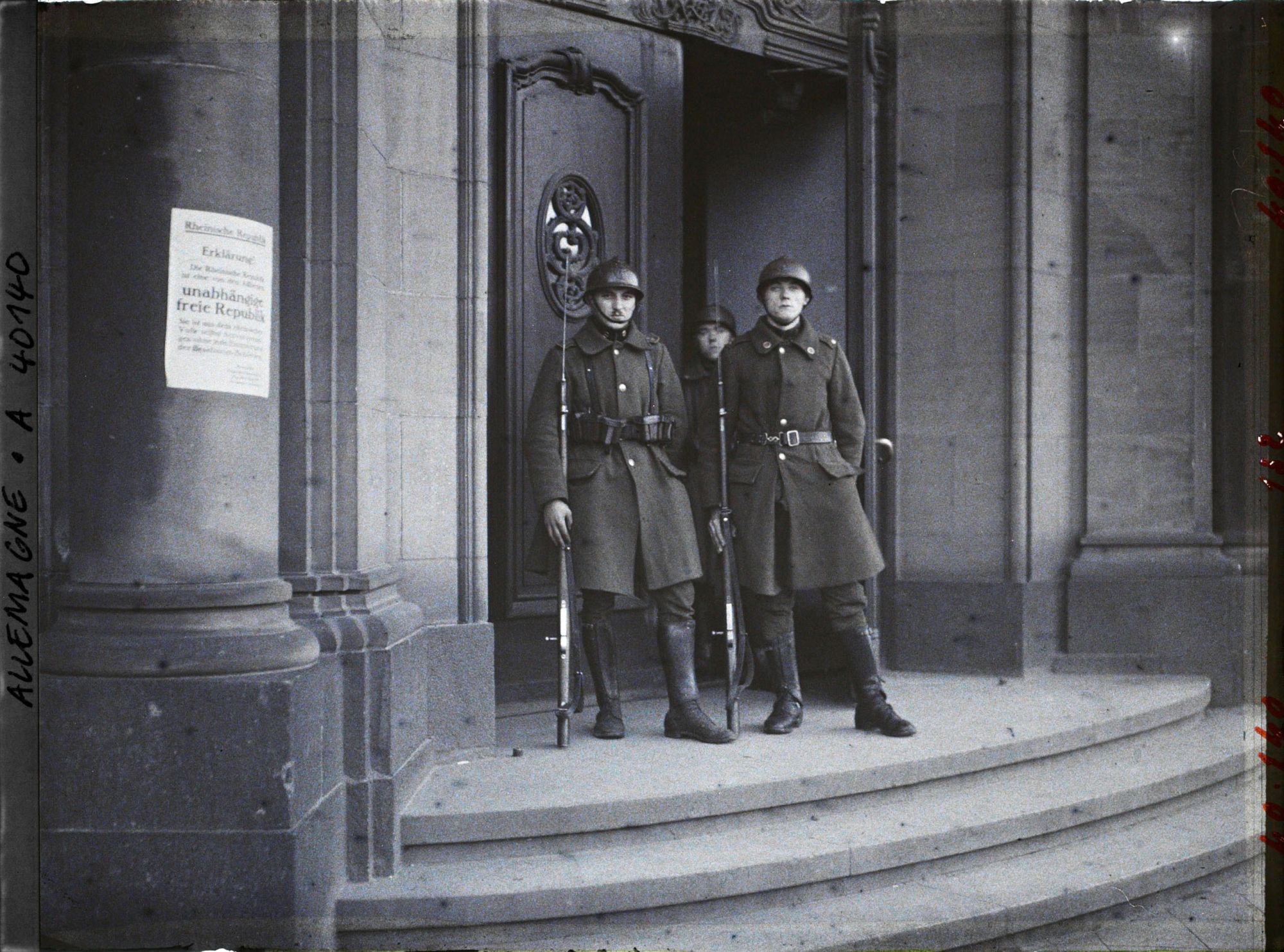 Image représentant Prusse, Duisbourg, Affiche apposée s/ le Palais de Justice et Soldats Belges