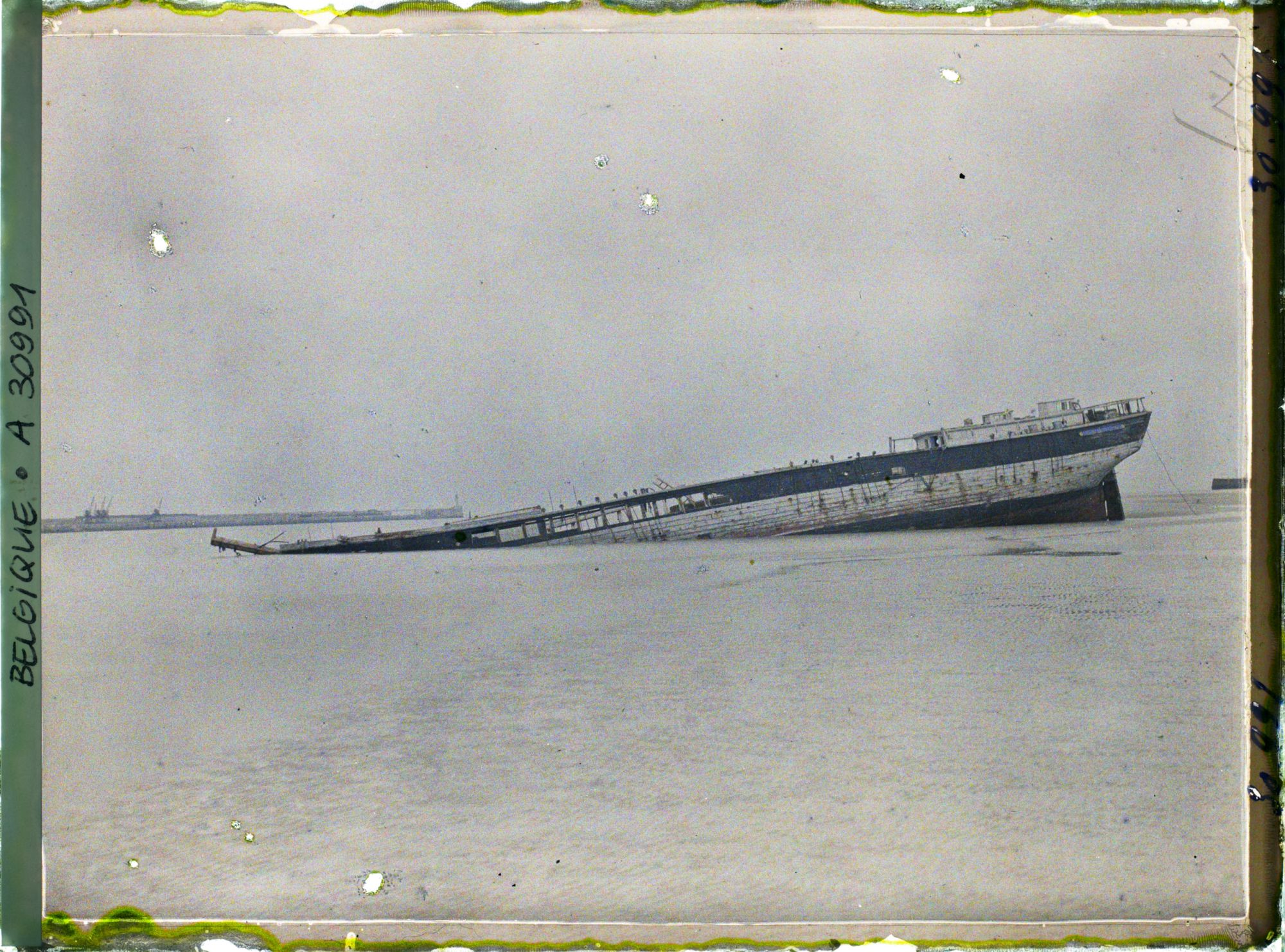 Image représentant Belgique, Zeebrugge, Epave et entrée du môle vers le phare