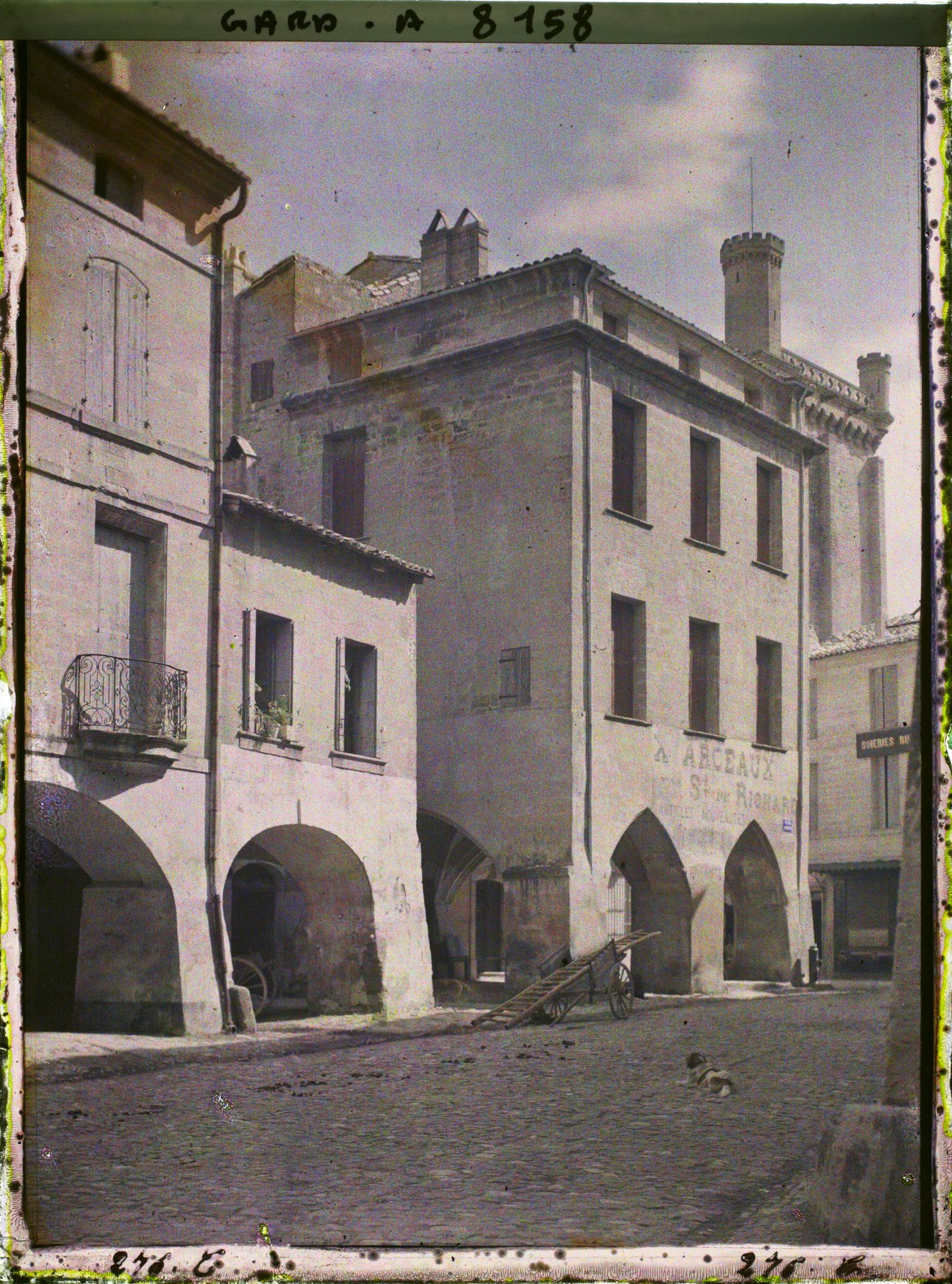 Image représentant La place de la Répubique (devenue place aux Herbes) et au second plan la Tour de l'Evêché dite de l'Horloge
