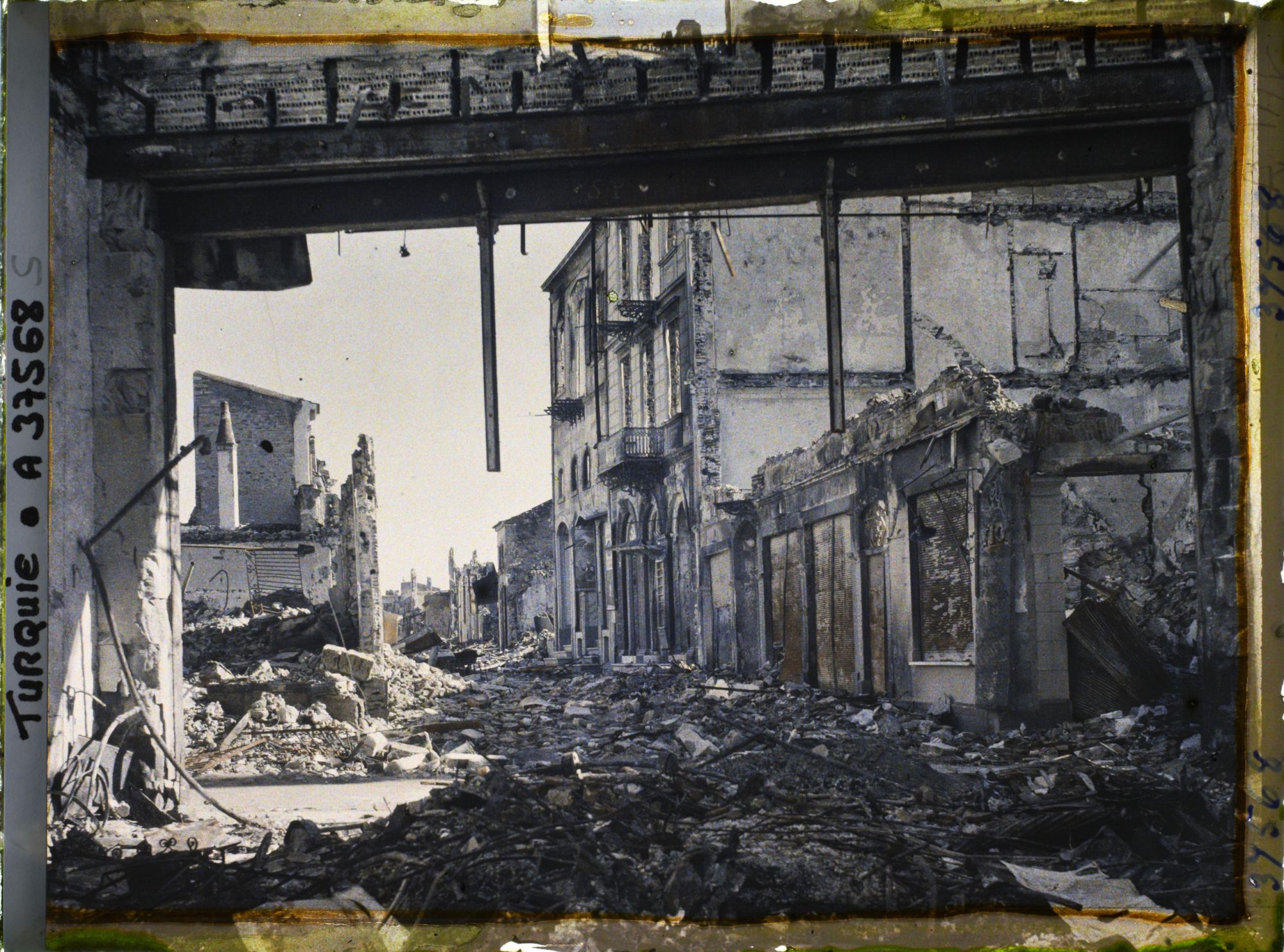 Image représentant Une ancienne rue commerçante en ruines (Rue Kisler)