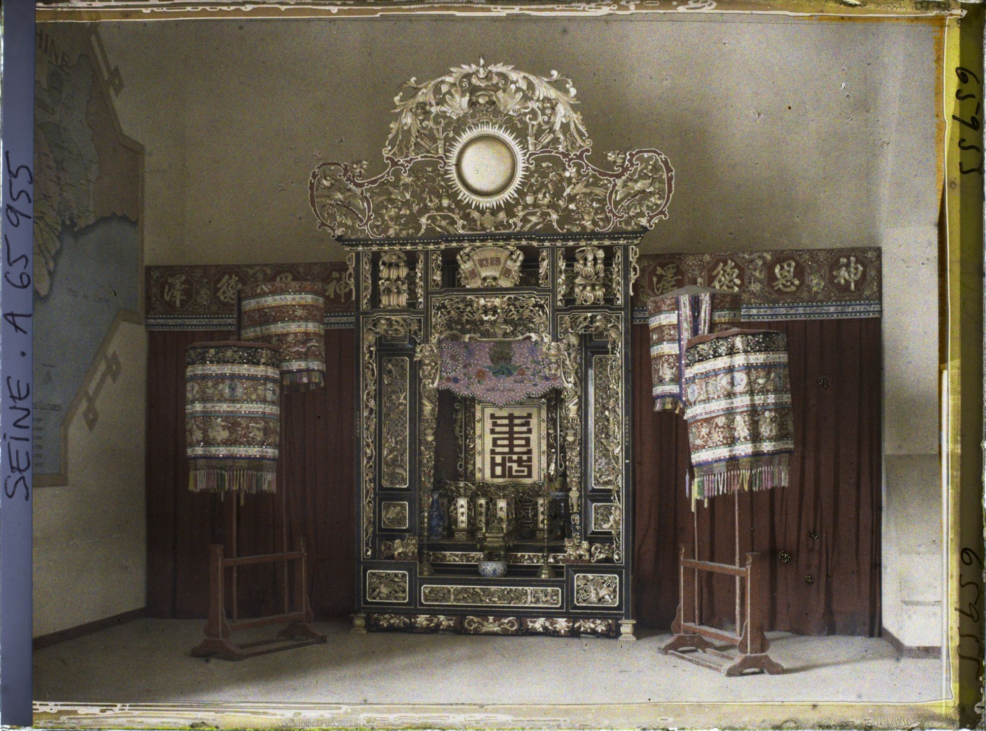 Image représentant L'Exposition Coloniale Internationale de 1931, un autel dédié aux ancêtres dans le pavillon de la Cochinchine