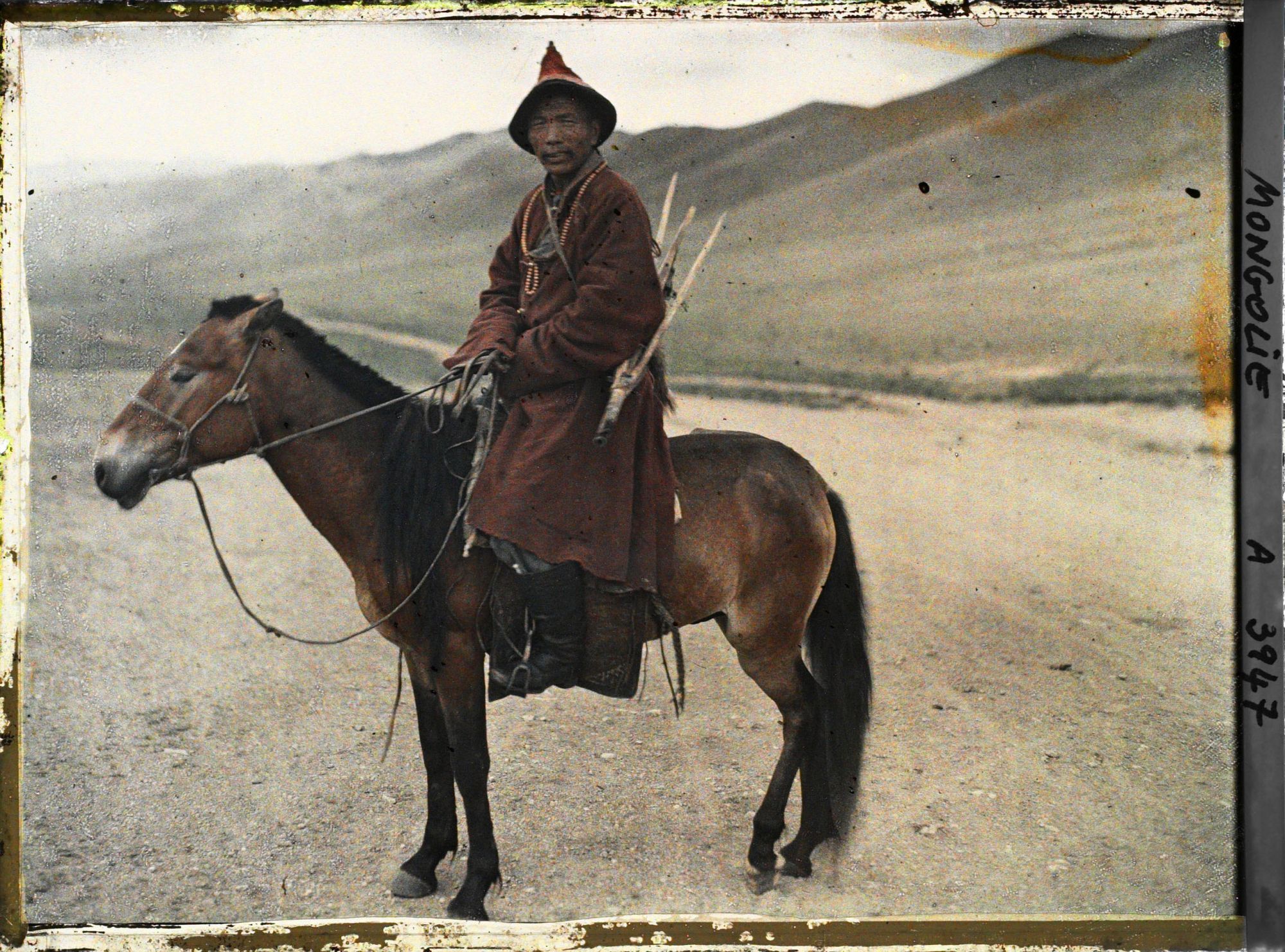 Image représentant Un chasseur mongol à cheval et armé d'un fusil à pierre