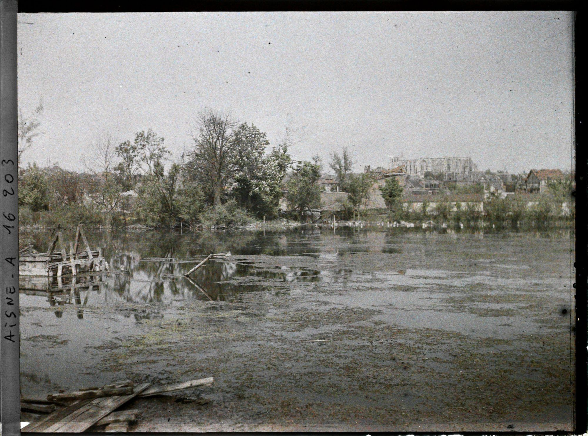 Image représentant France, St Quentin, L'Eglise et les bords de