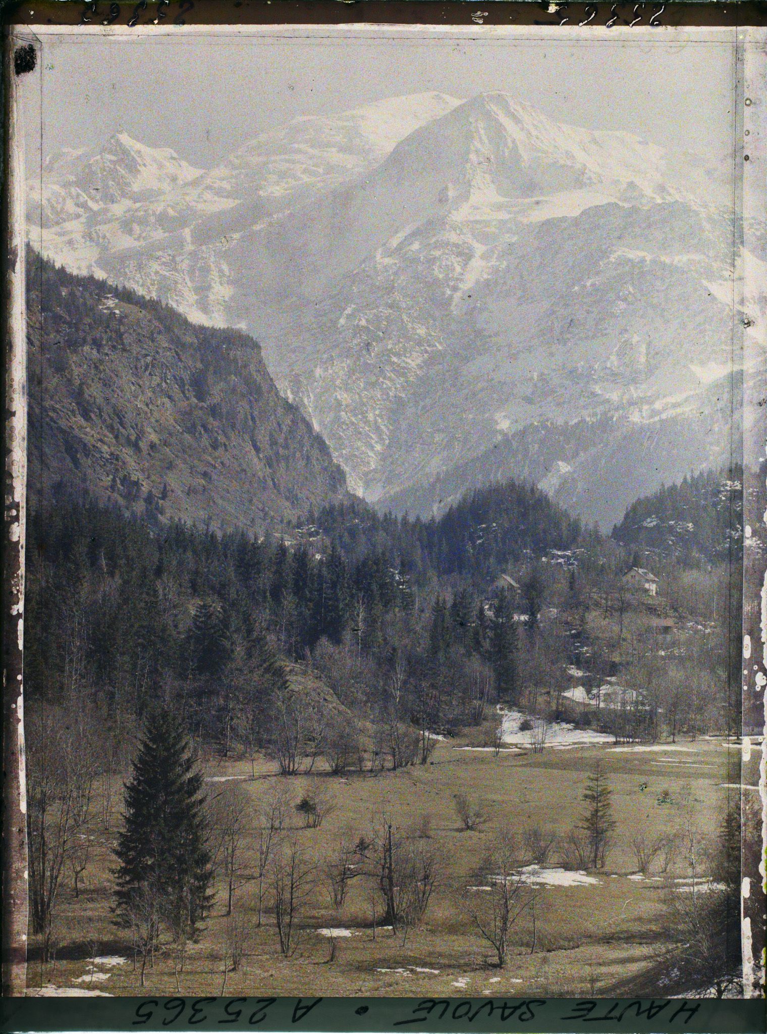 Image représentant France Les Alpes, Vallée de Chamonix ; L'Aige du Midi, Dôme et Aige du Gouter et les Rognes