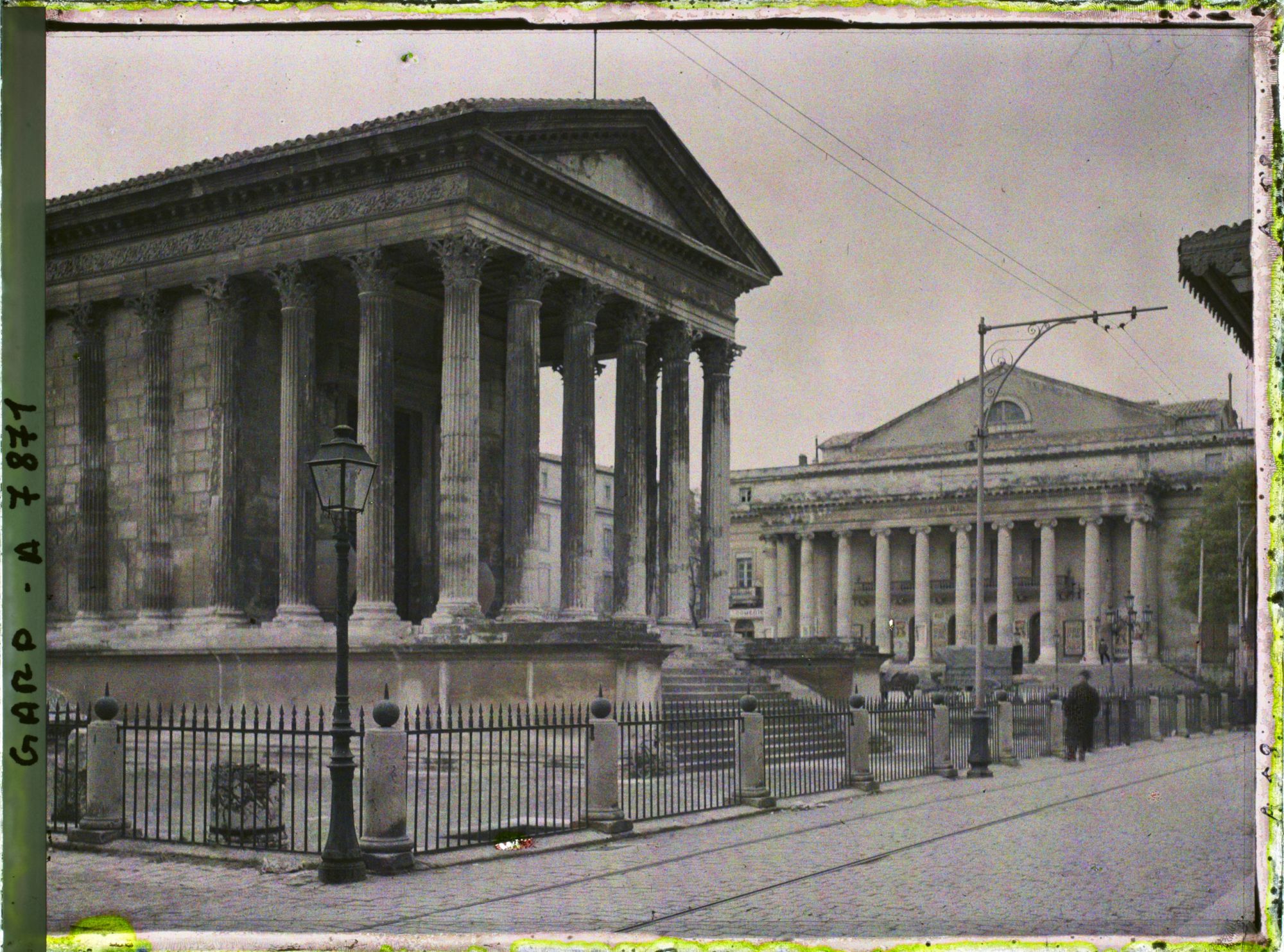 Image représentant La Maison carrée et le théâtre municipal
