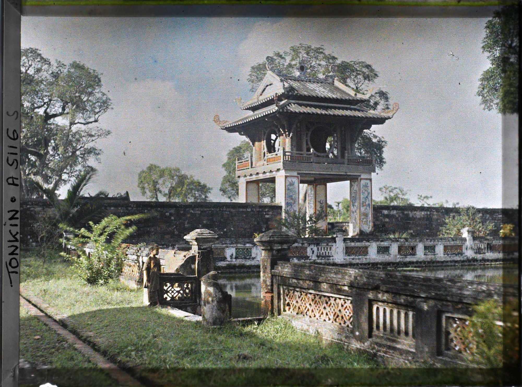 Image représentant La troisième cour du Van-mieu, temple confucéen de la " Culture littéraire ", dans le quartier de la Citadelle (route de Sinh-tu)