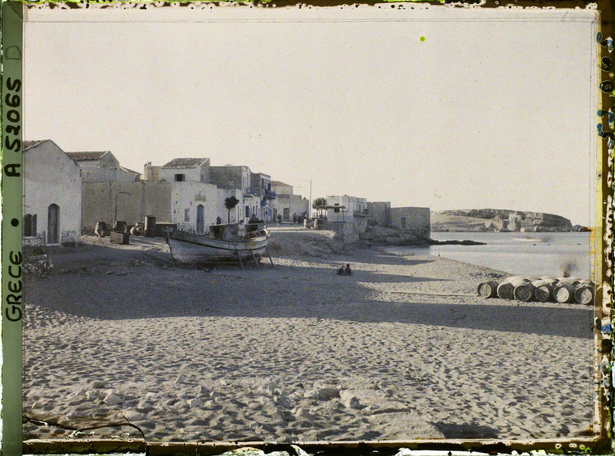 Image représentant Maisons du bord de mer, un bateau sur la plage