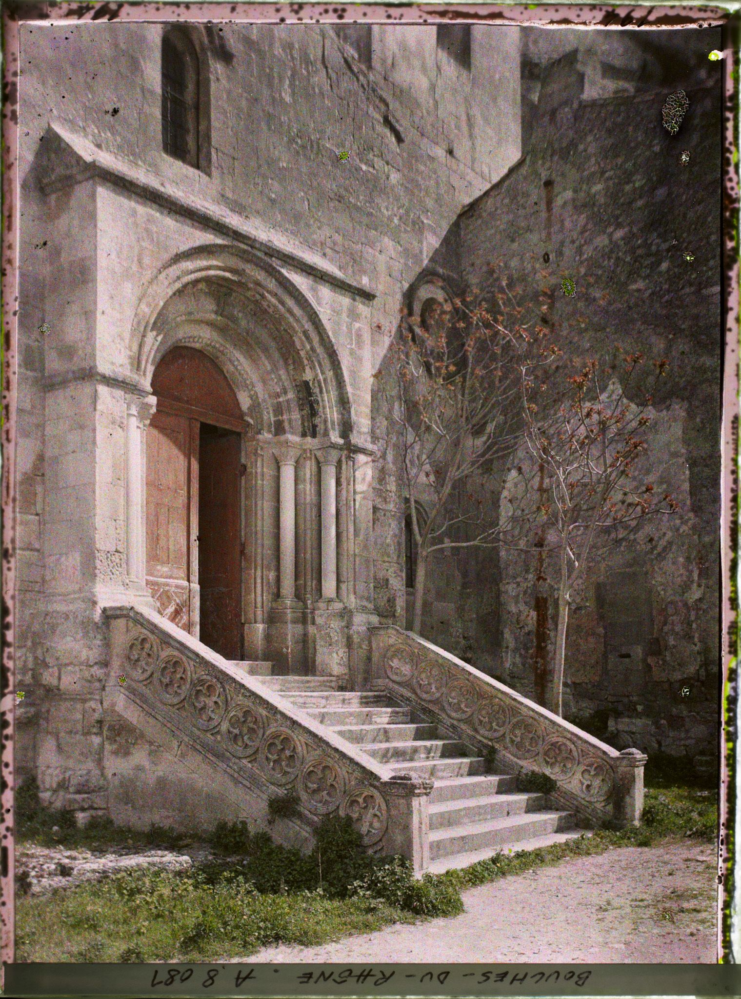 Image représentant Le porche de l'église Saint-Vincent